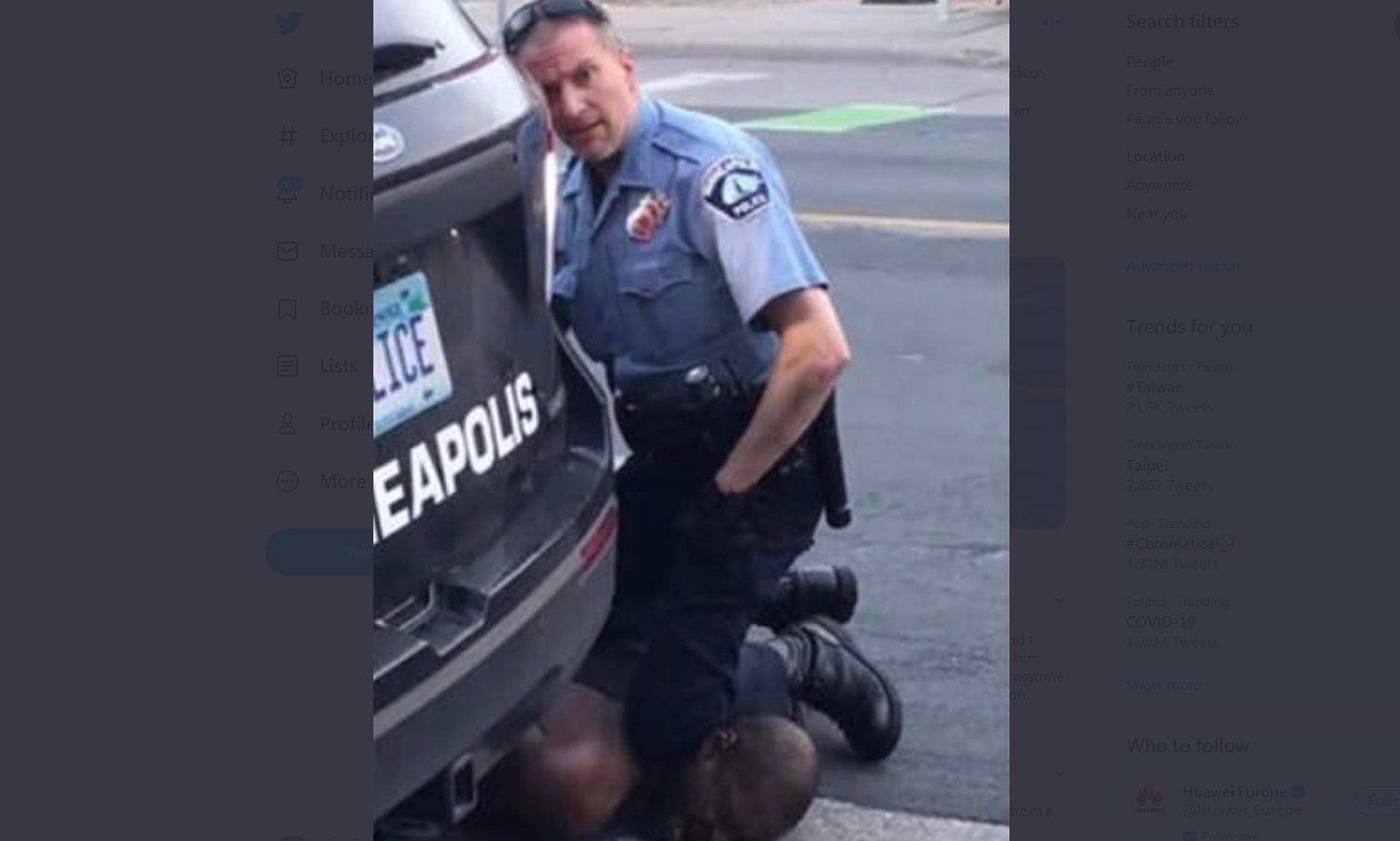明尼亞波里白人警察押制喬治佛洛伊德致死的影片，引爆了美國黑人民眾怒火。（網路截圖/Twitter）