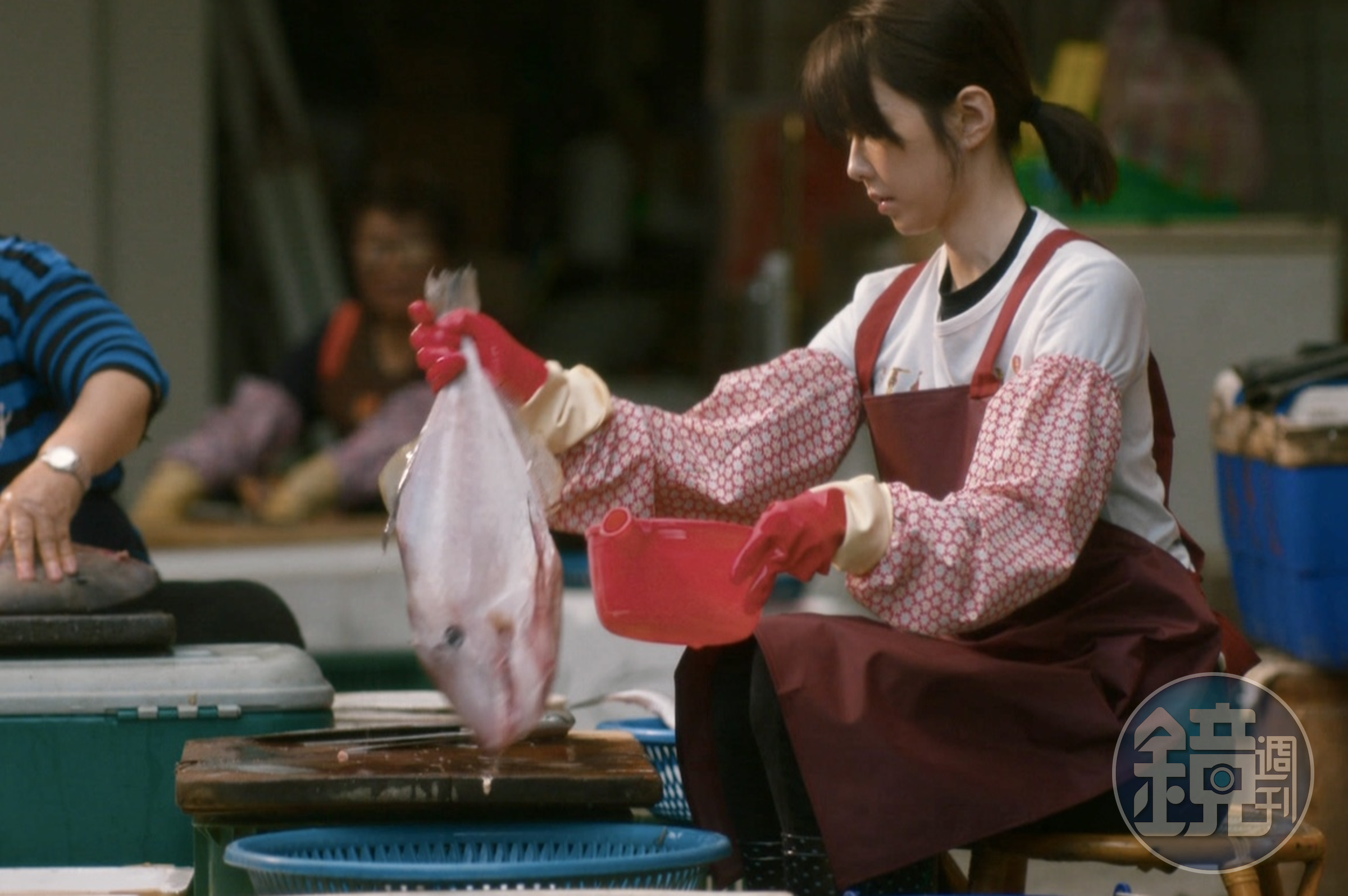 邵雨薇漁村殺魚初體驗，剝皮魚觸感有如砂紙。（公視提供）