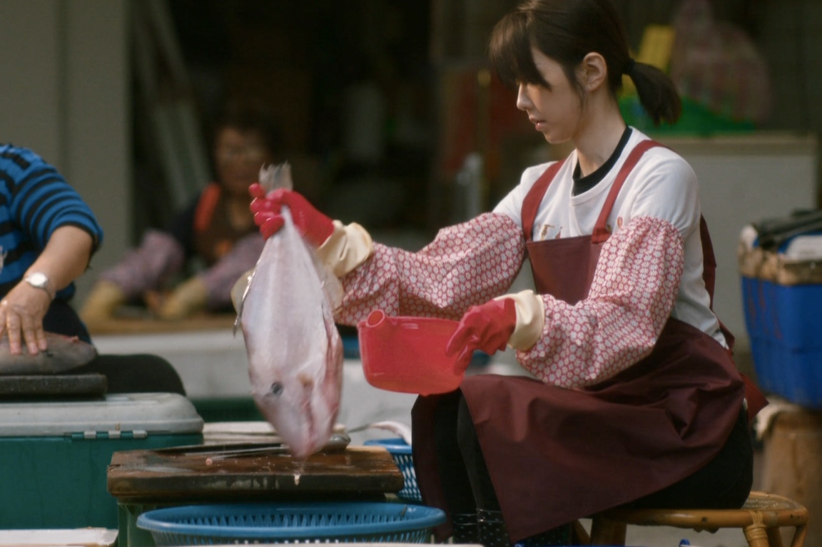 邵雨薇漁村殺魚初體驗，剝皮魚觸感有如砂紙。（公視提供）