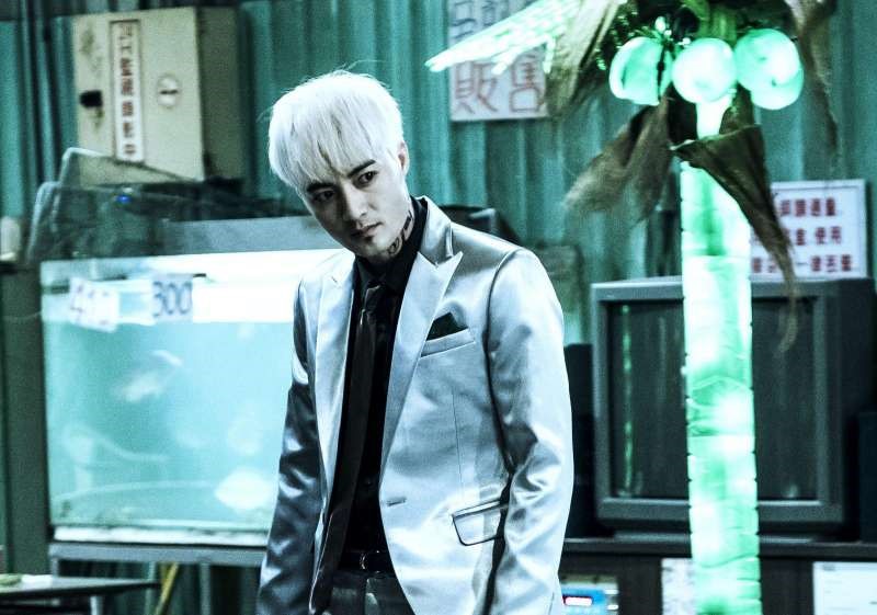 古斌為《角頭2：王者再起》染白髮令人印象深刻，造型幕後推手即來自鄧莉棋。（理大國際多媒體提供）