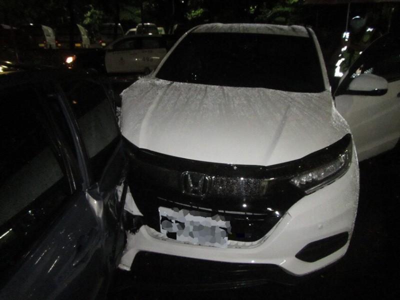 肇事的白色休旅車撞得稀爛。（翻攝畫面）