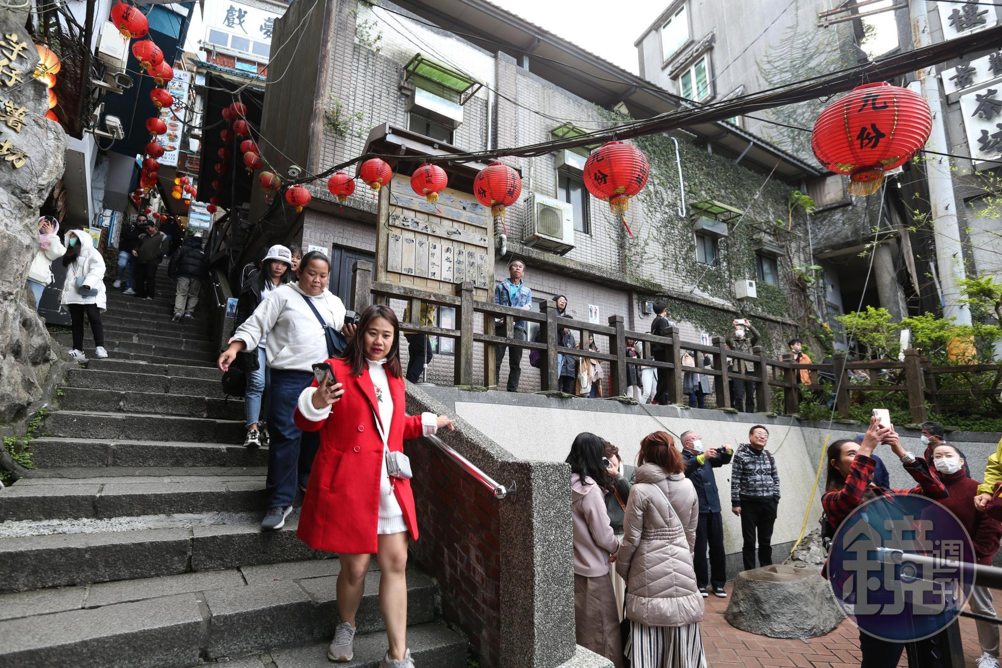 台灣疫情控制得當,觀光、消費相關個股有機會受惠國內旅遊需求上升,擺脫低迷。