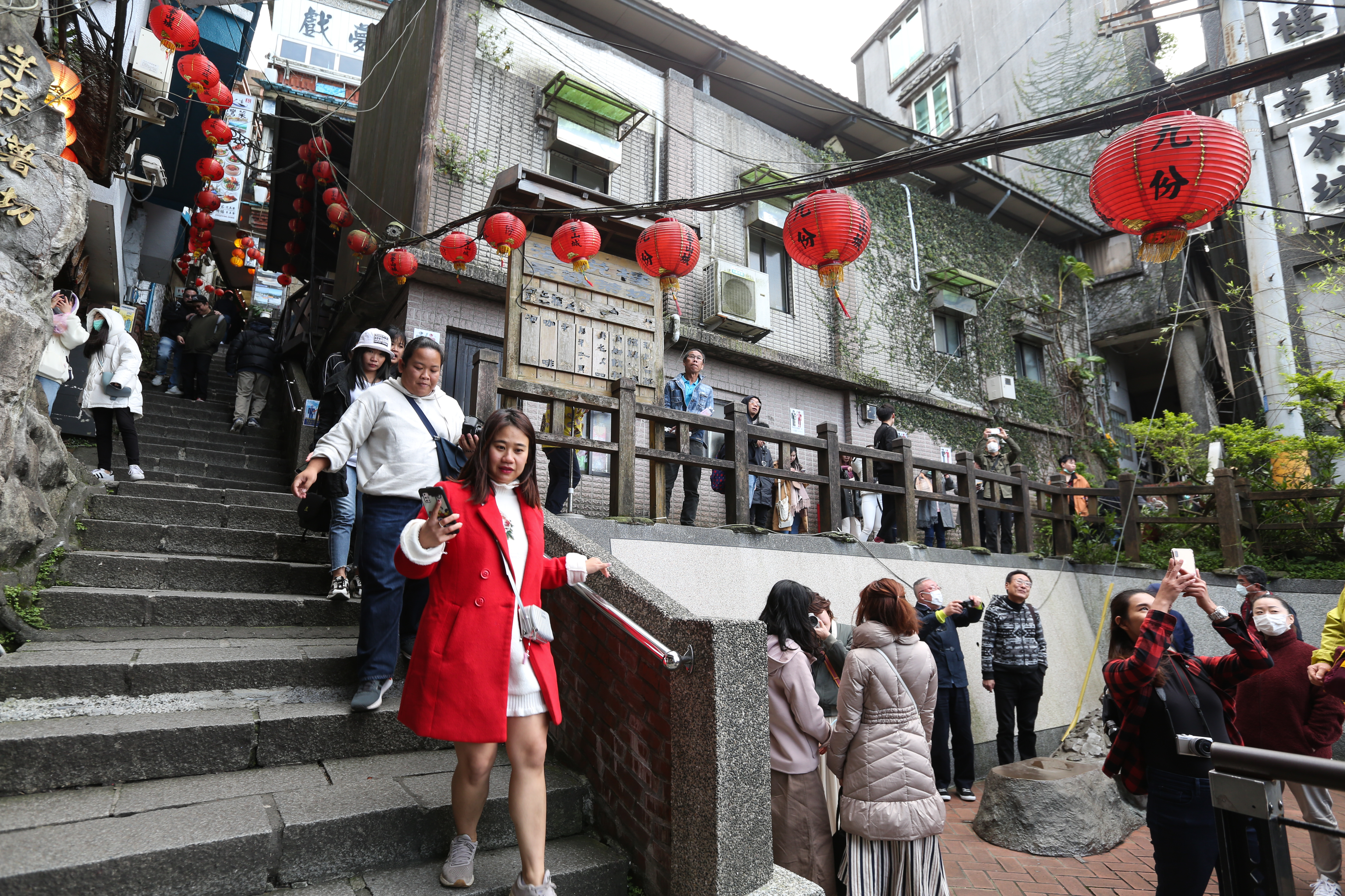 台灣疫情控制得當,觀光、消費相關個股有機會受惠國內旅遊需求上升,擺脫低迷。
