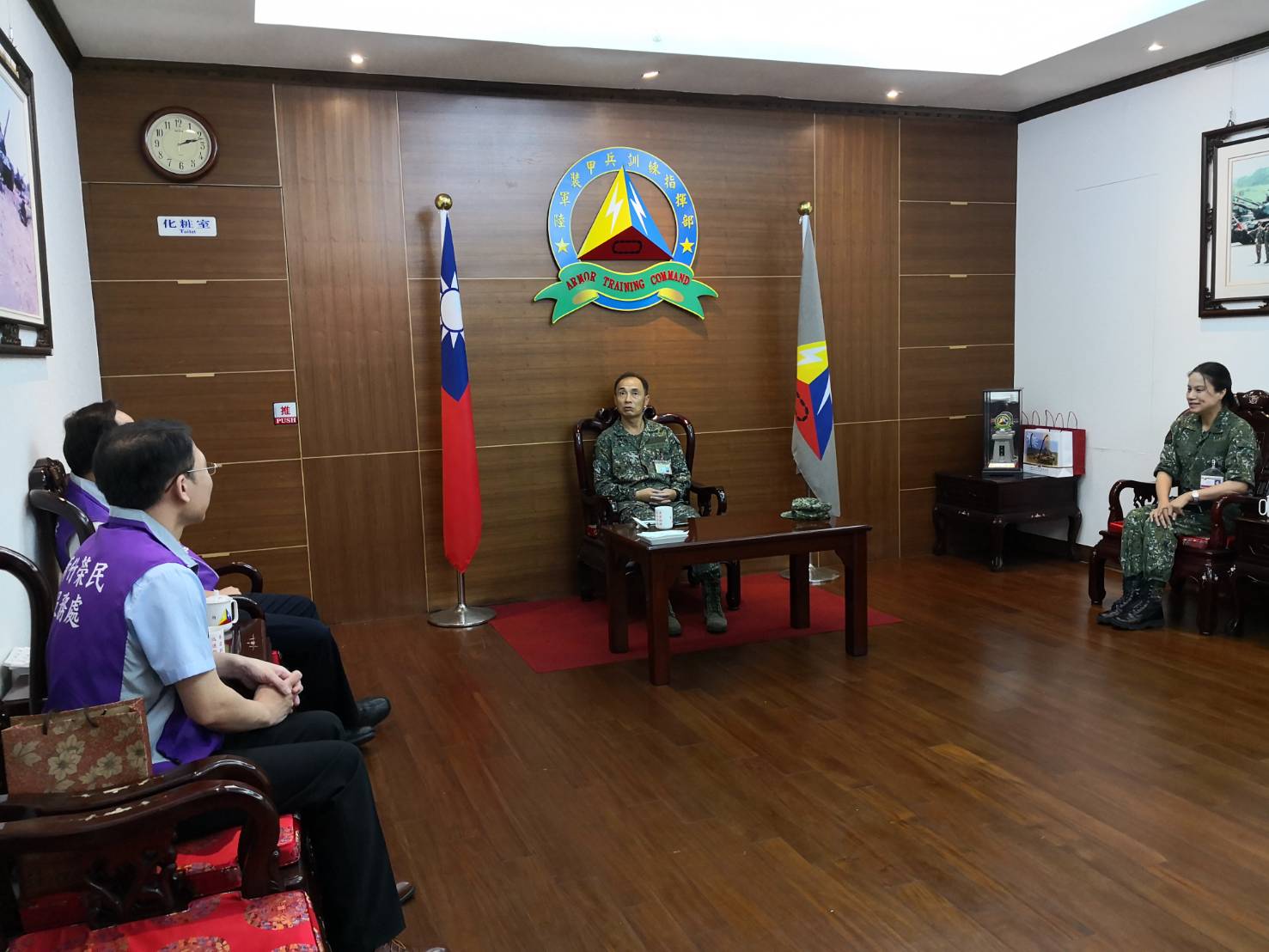 裝訓部上校政戰主任吳淑如（右），曾是晉升少將的熱門人選。（翻攝新竹榮民服務處臉書。）