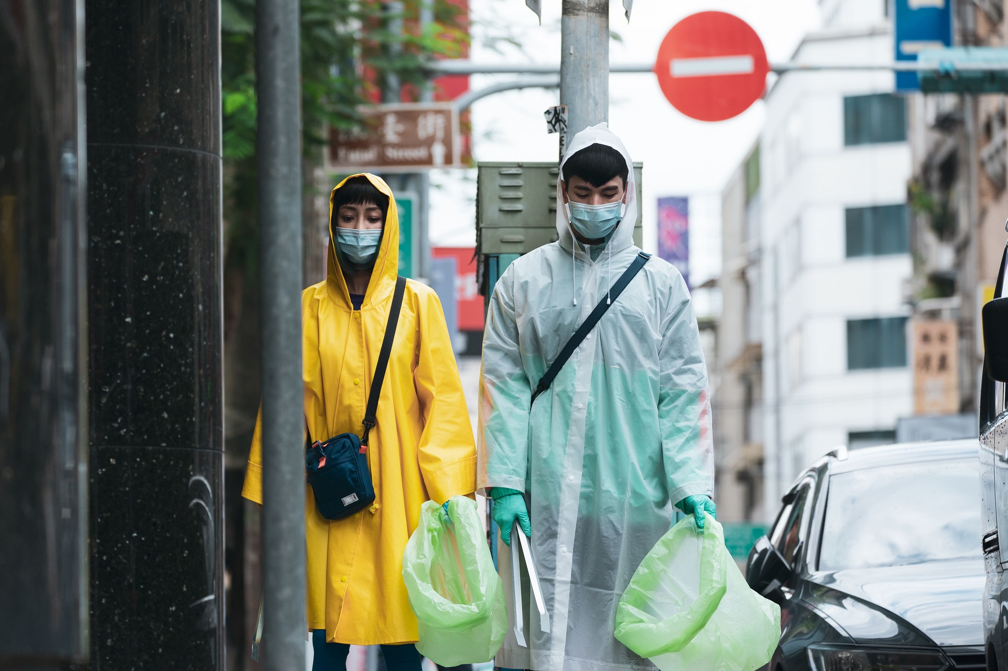 林柏宏與謝欣穎在片中飾演潔癖嚴重的強迫症患者，還穿上雨衣戴手套去撿垃圾。（牽猴子提供）