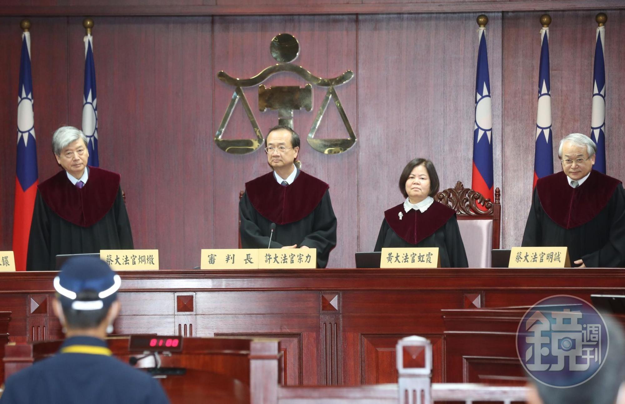大法官今宣告通姦除罪,由司法院長、大法官審判長許宗力(左2)宣示。
