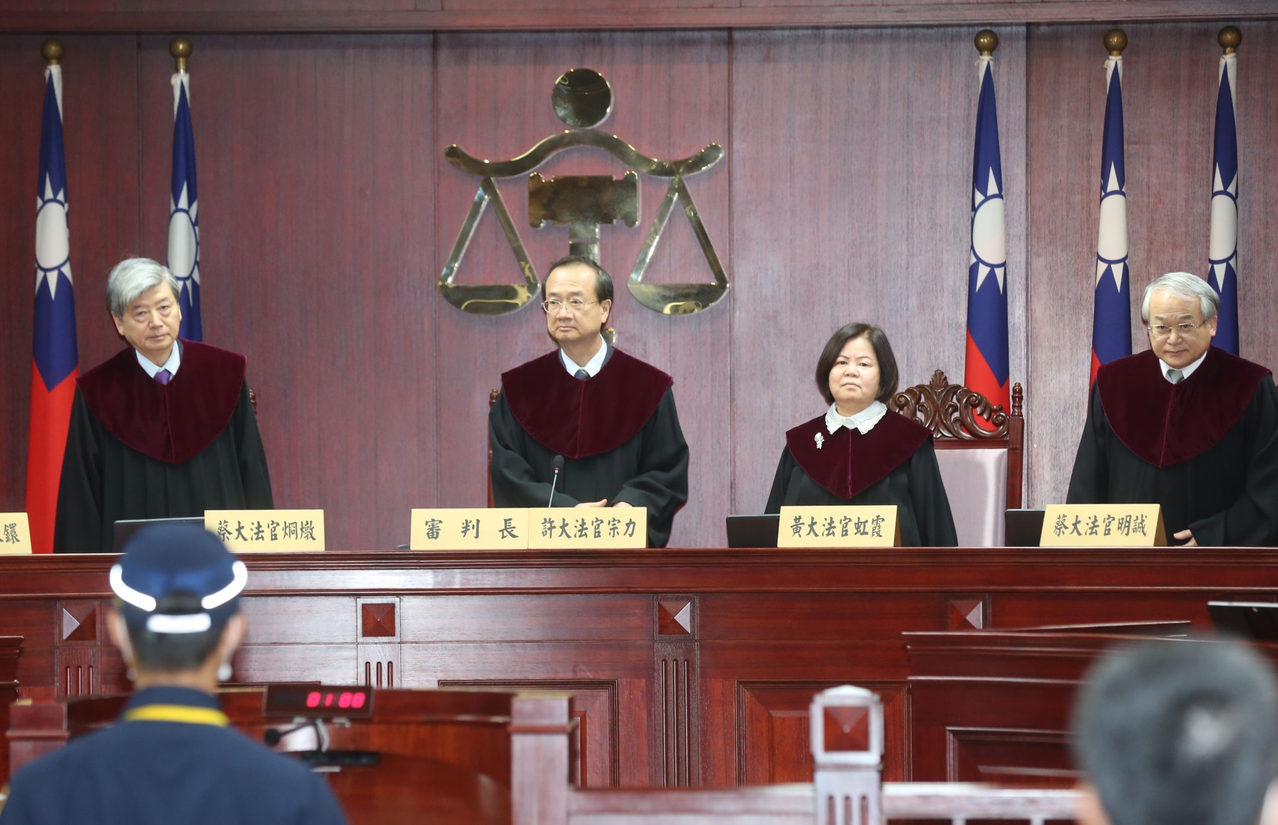 大法官今宣告通姦除罪,由司法院長、大法官審判長許宗力(左2)宣示。