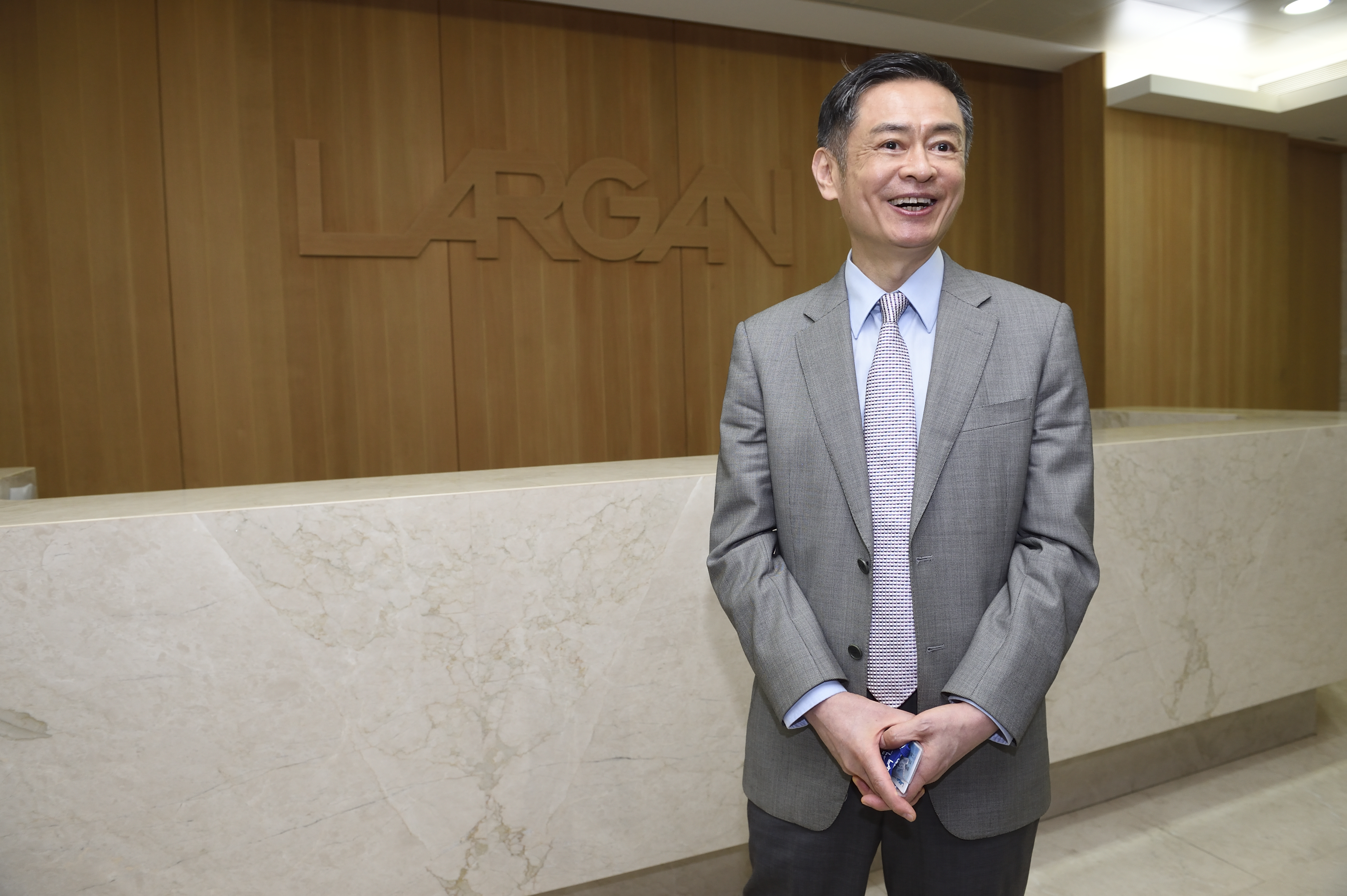 今年台股股利王由大立光拿下，董事會決議每股配發79元，股東樂透，圖為大立光執行長林恩平。