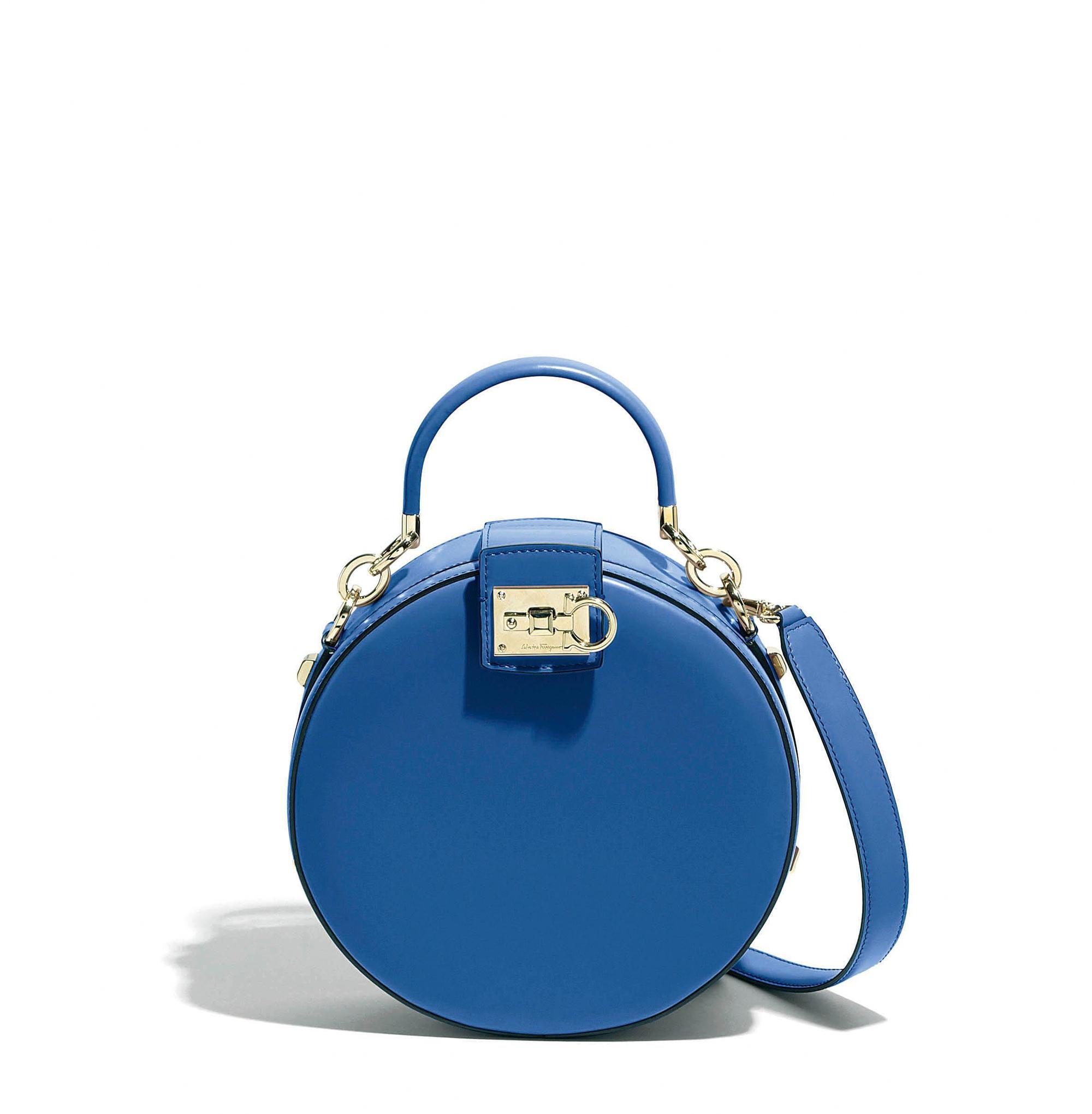 STUDIO藍色小牛皮圓包 NT$74,900。(Salvatore Ferragamo提供)