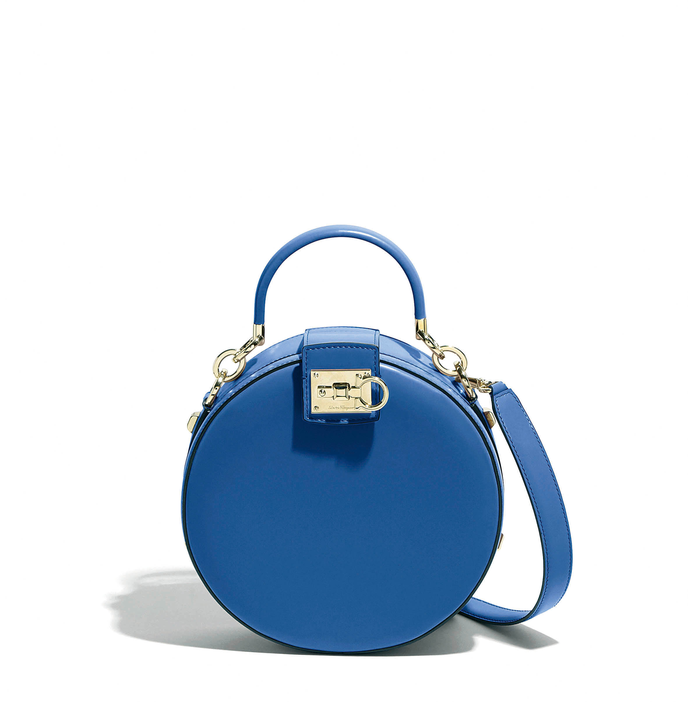 STUDIO藍色小牛皮圓包 NT$74,900。（Salvatore Ferragamo提供）