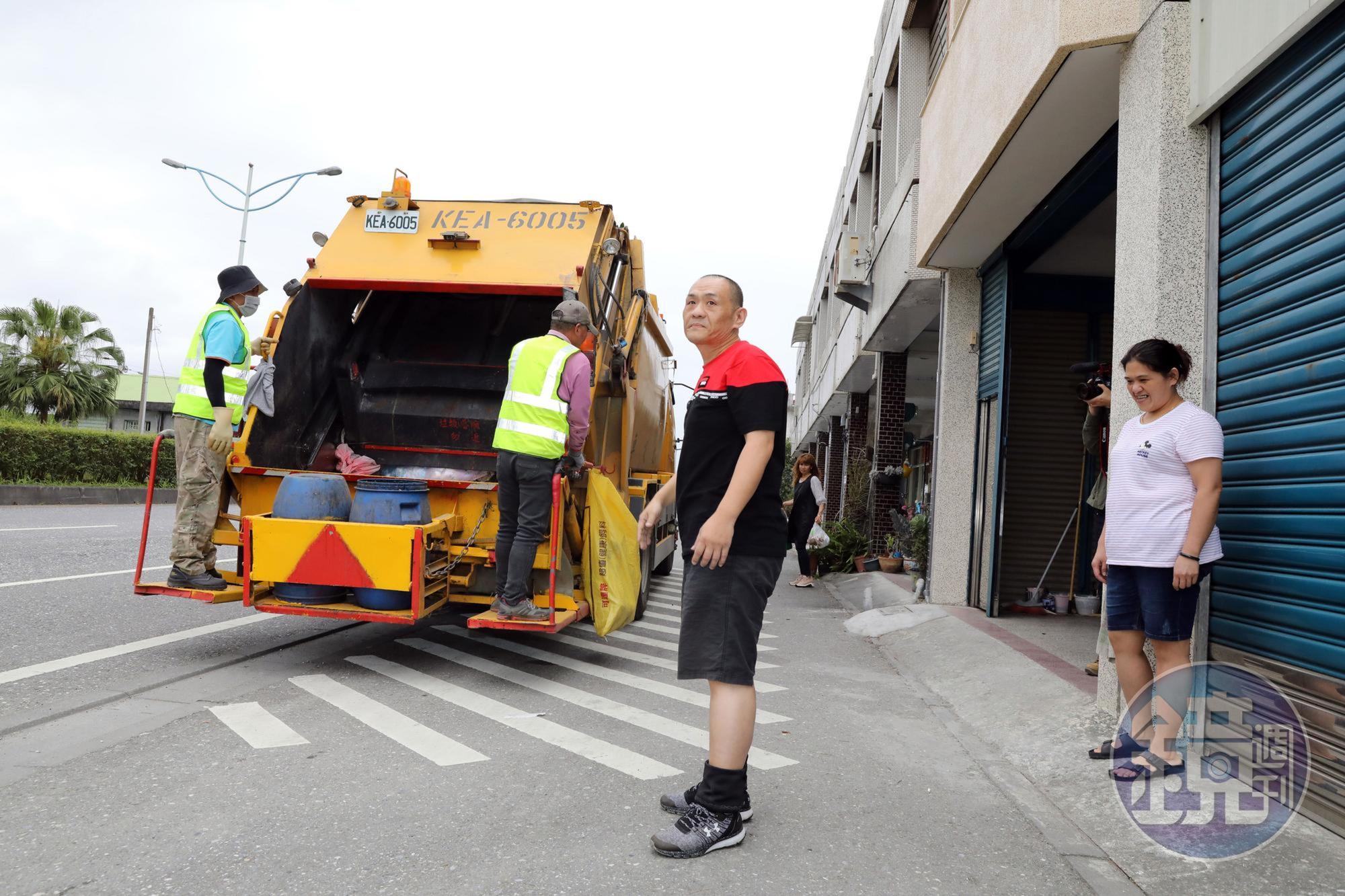 全台至今僅有台北市實施垃圾車定時定點停靠,其他地區皆是垃圾車在行駛途中走走停停讓民眾丟垃圾。