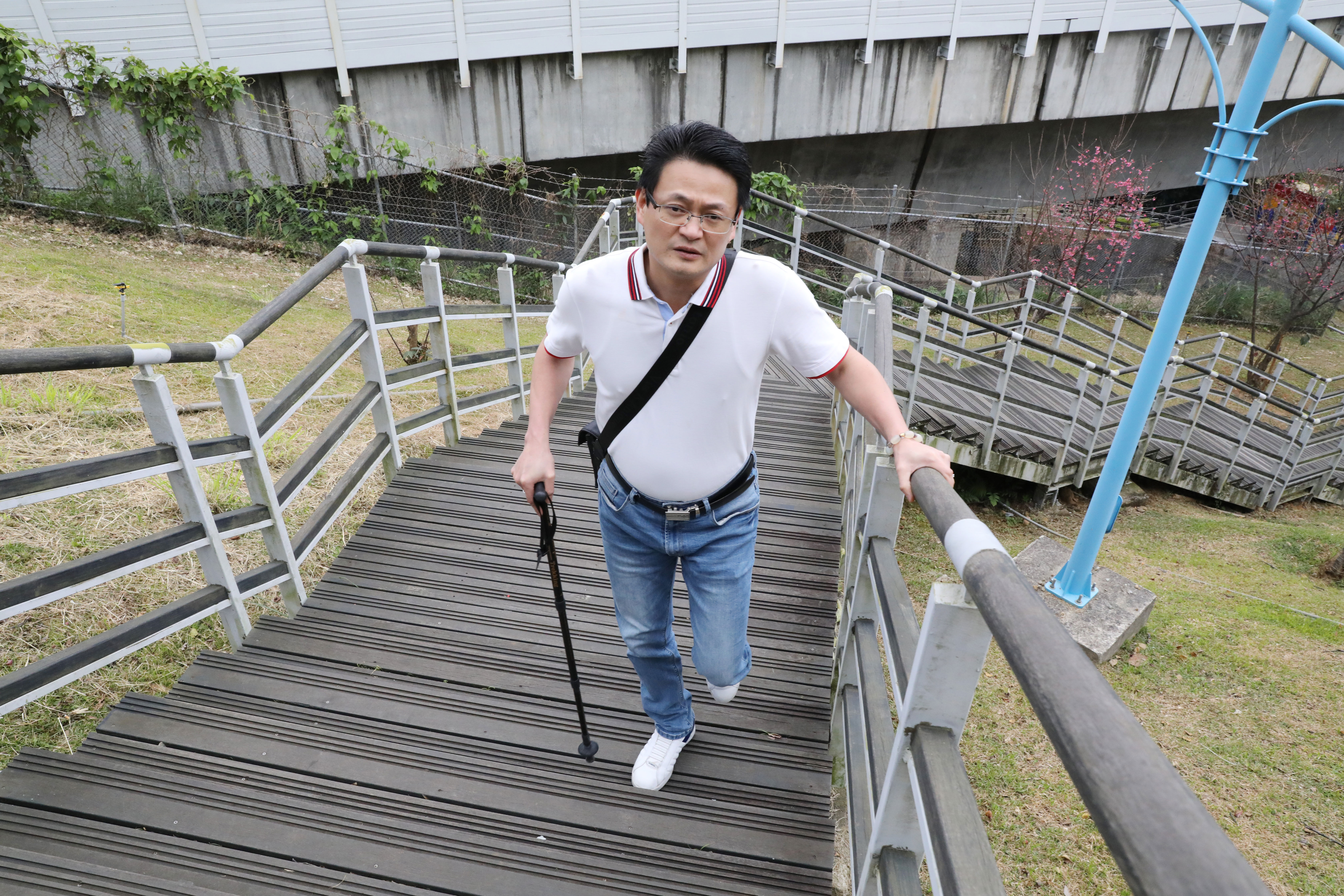 5年前莊志鴻在資源回收場滑倒， 隔天腰椎劇痛，後來開了5次刀。