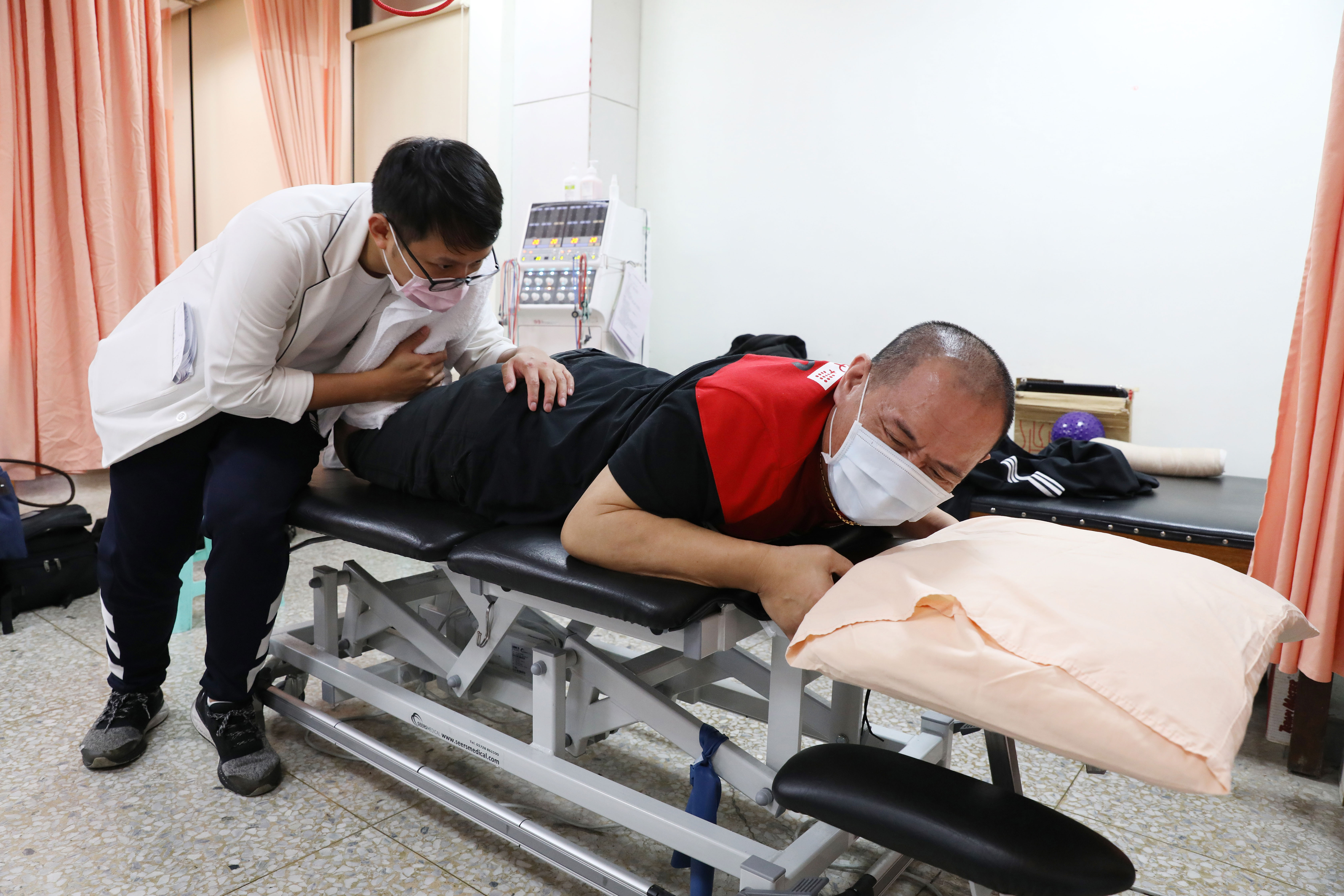 仲志（右）每週有3天要回慈濟醫院復健， 這天我們跟著去，儘管攝影機正在拍攝， 他仍痛到飆出三字經。