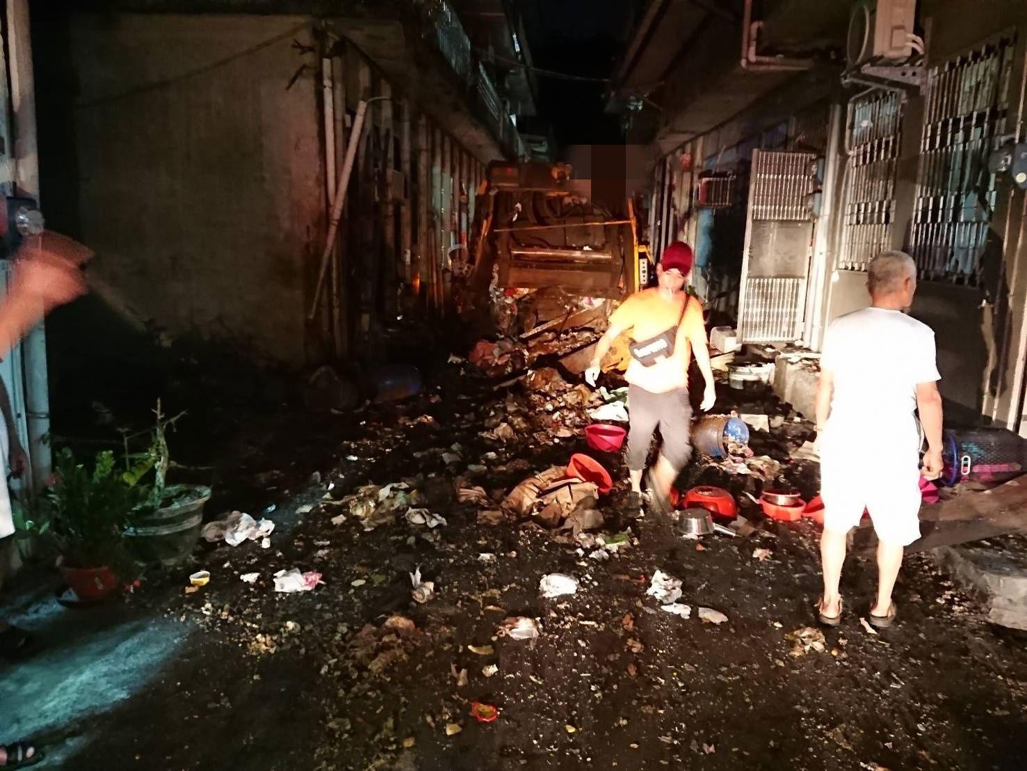 2年前宜蘭蘇澳曾發生疑似民眾亂丟瓦斯瓶導致垃圾車氣爆的事件,造成3人受傷、14戶民宅受波及,其中1位清潔隊員因此耳膜破裂。(宜蘭縣消防局提供)