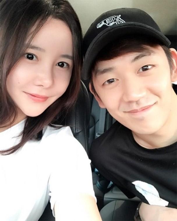 卞秀美(左)與羽毛球國手李龍大(右)曾有一段短命婚,兩人離婚後獨自撫養女兒。(翻攝自卞秀美IG)