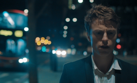 麥特被捲入拍賣竊盜案，他該留下來證明清白，還是選擇逃命要緊，讓觀眾決定。（威秀影城提供）