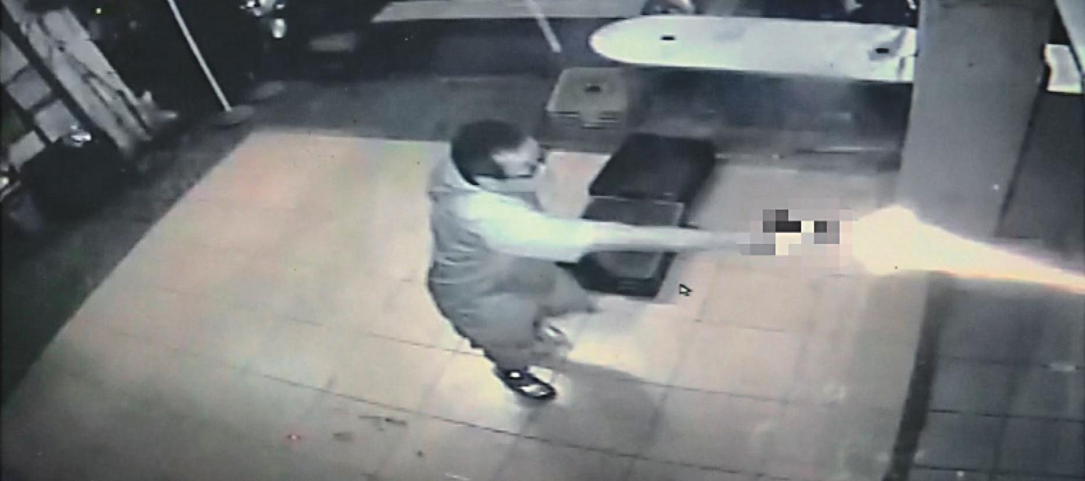許萬珍暗夜持槍殺人,槍枝噴出的火光被清楚拍下。(翻攝畫面)