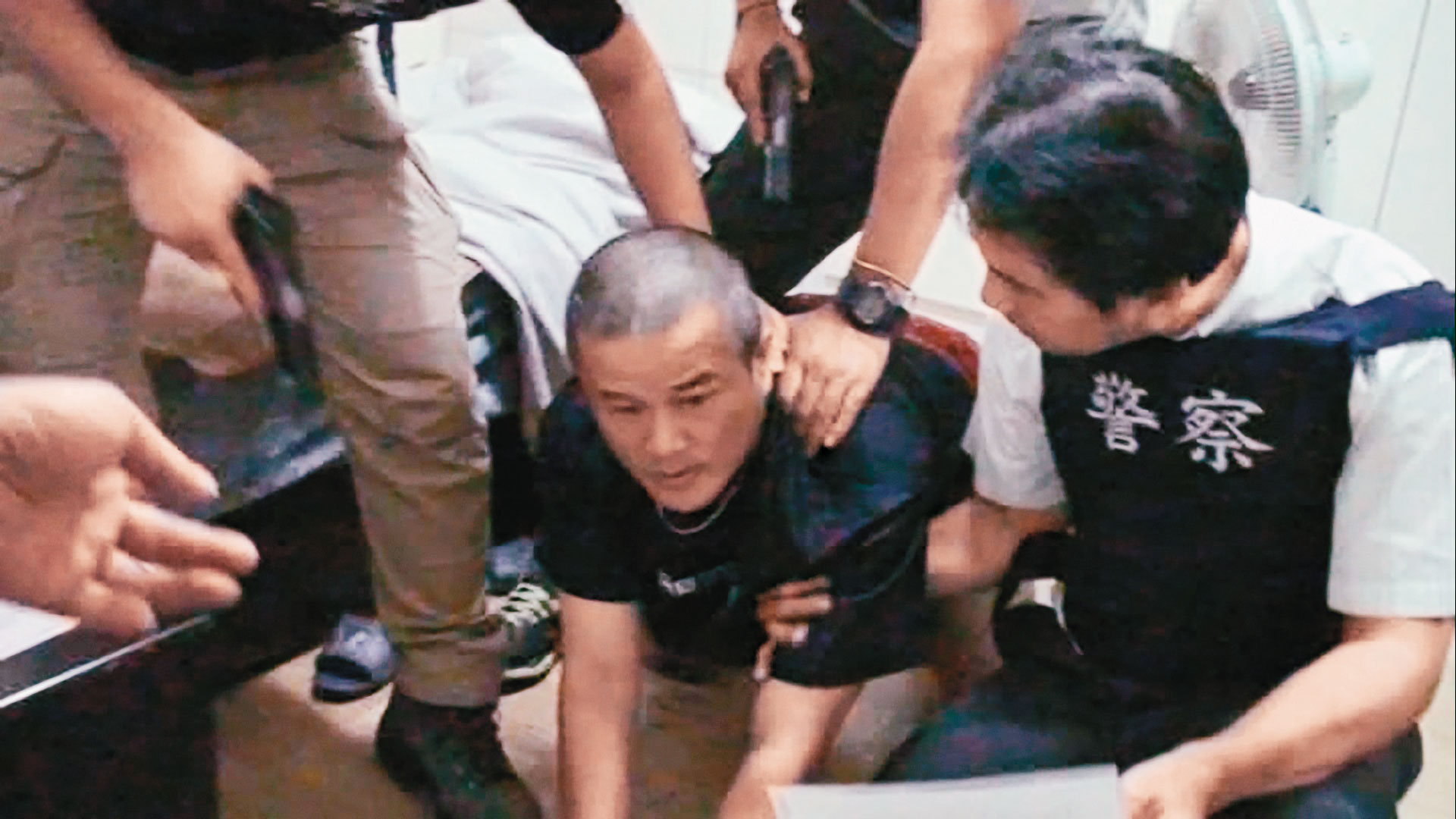 警方許宏銘（右1）拂曉攻堅，及時壓制凶手（左1）許萬珍。（翻攝畫面）