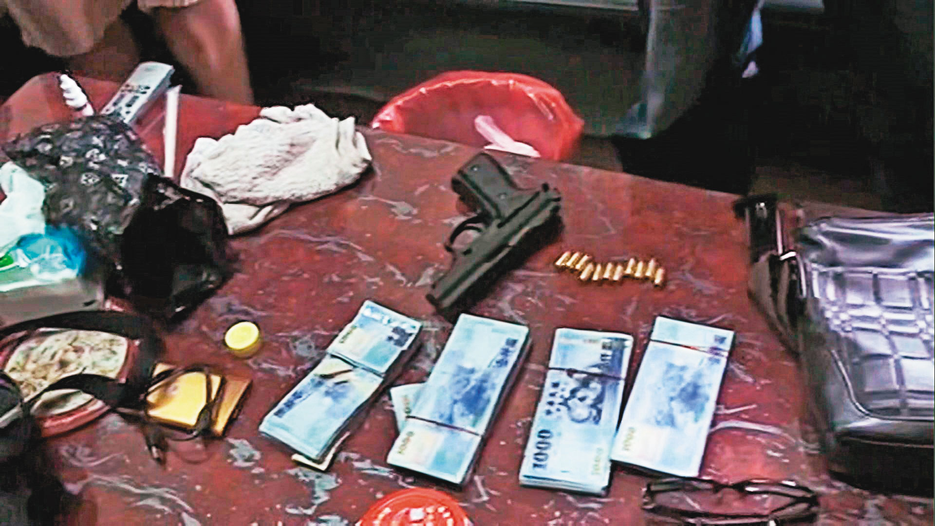 警方搜出上膛手槍、11發子彈及40萬元贓款。（翻攝畫面）