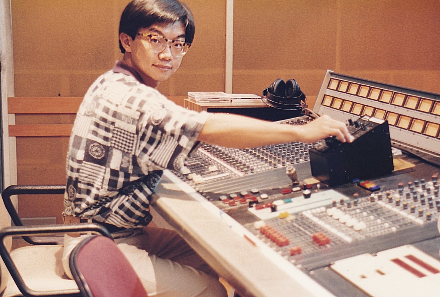 1996年類比短片混音時代的曹源峰。(曹源峰提供)