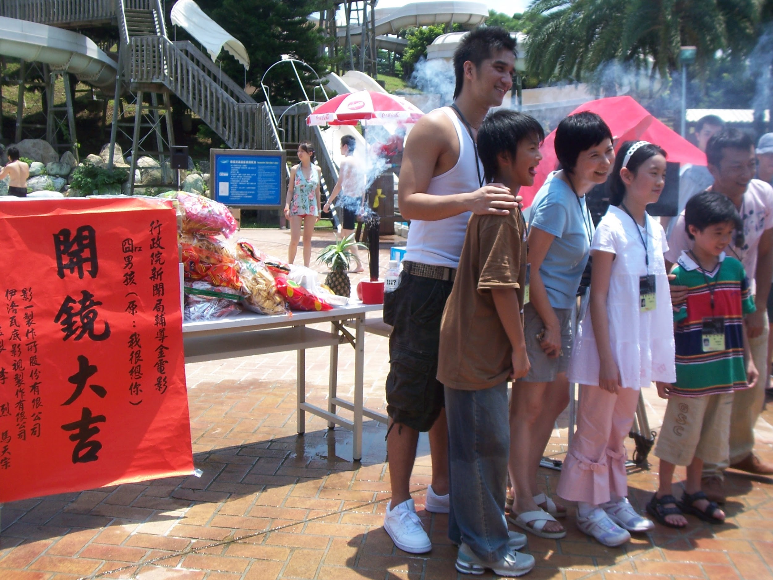 李烈（左三）監製、楊雅喆（右一）執導的《囧男孩》開鏡，該片聲音設計由曹源峰負責。（曹源峰提供）