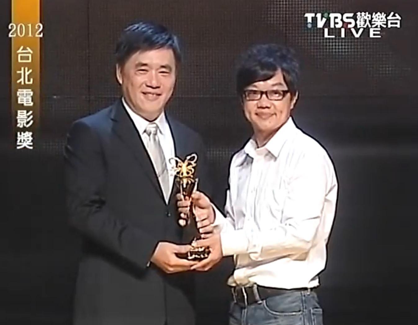 在中影製片廠廠長任內的曹源峰（右）獲頒2012年台北電影獎卓越貢獻獎。（ 翻攝自TVBS）