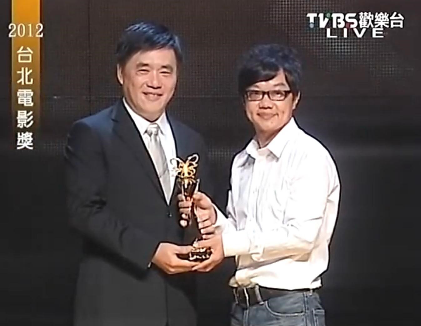 在中影製片廠廠長任內的曹源峰(右)獲頒2012年台北電影獎卓越貢獻獎。( 翻攝自TVBS)