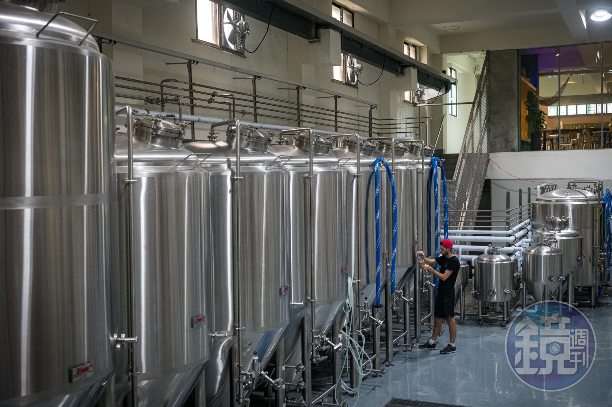 在酒廠挑高空間裡,設置4噸及2噸發酵槽。