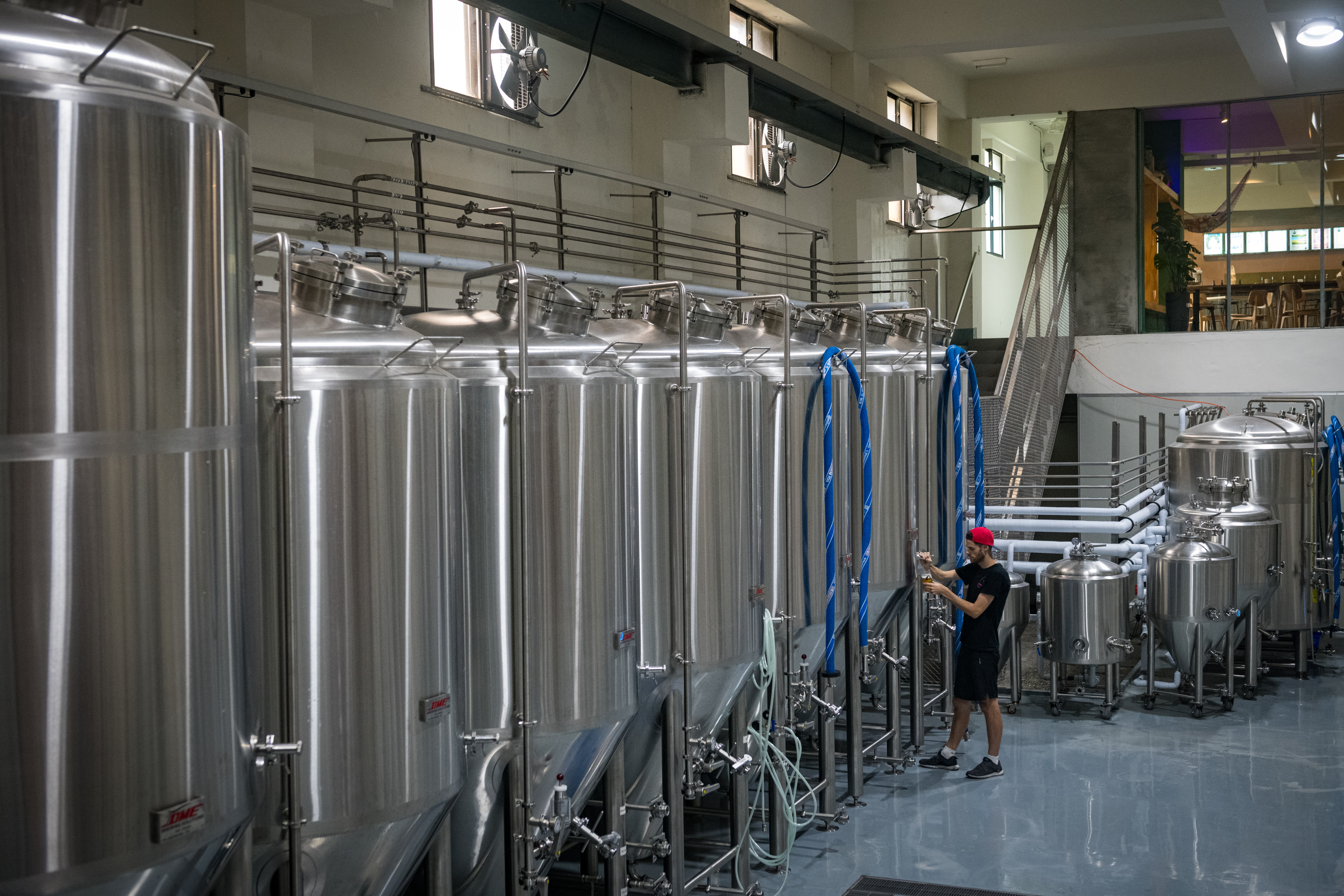 在酒廠挑高空間裡，設置4噸及2噸發酵槽。
