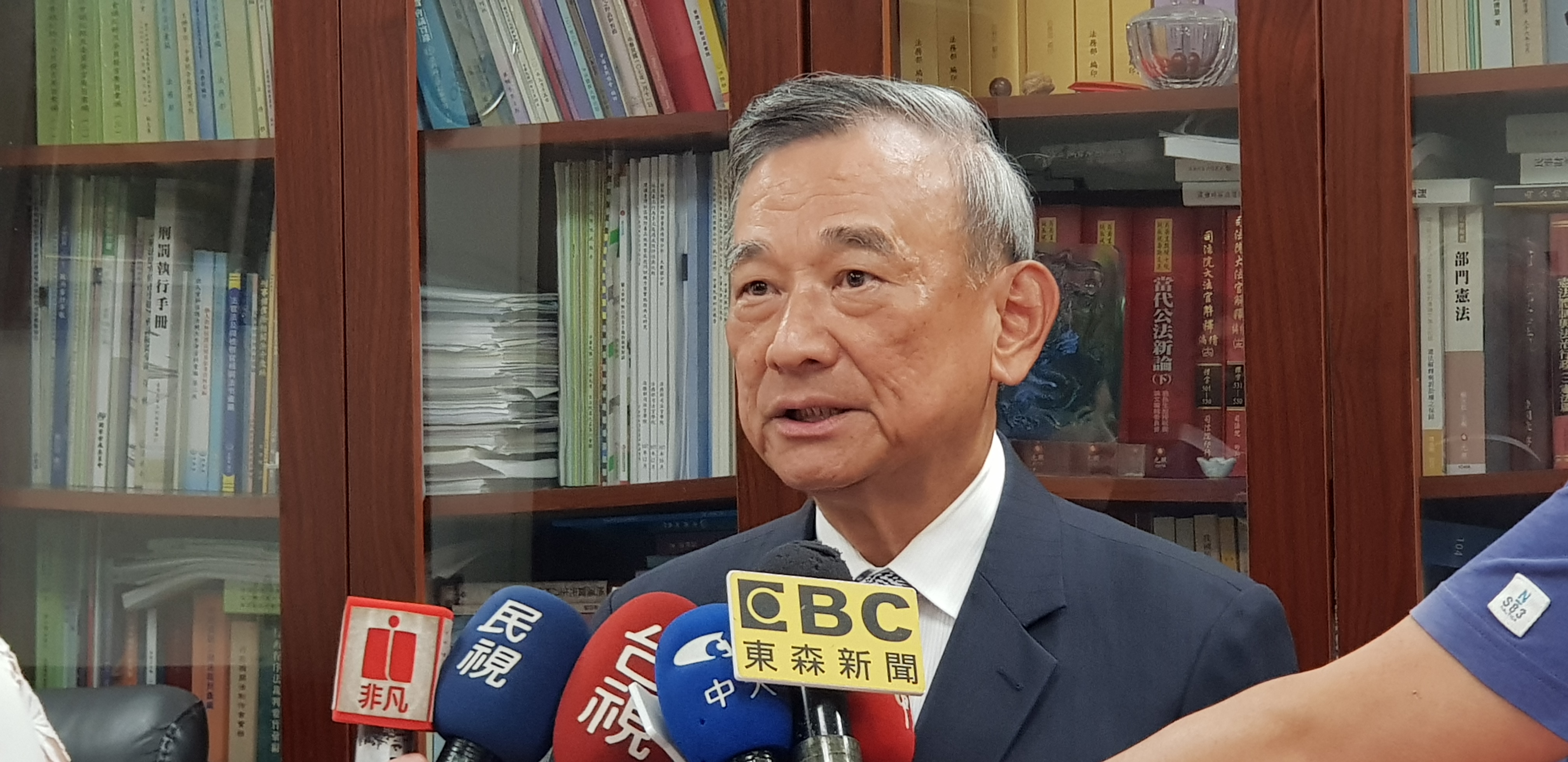 法務部次長陳明堂晚間表示，通姦違憲解釋出爐後，監所今已釋放3男2女共5位受刑人出監。