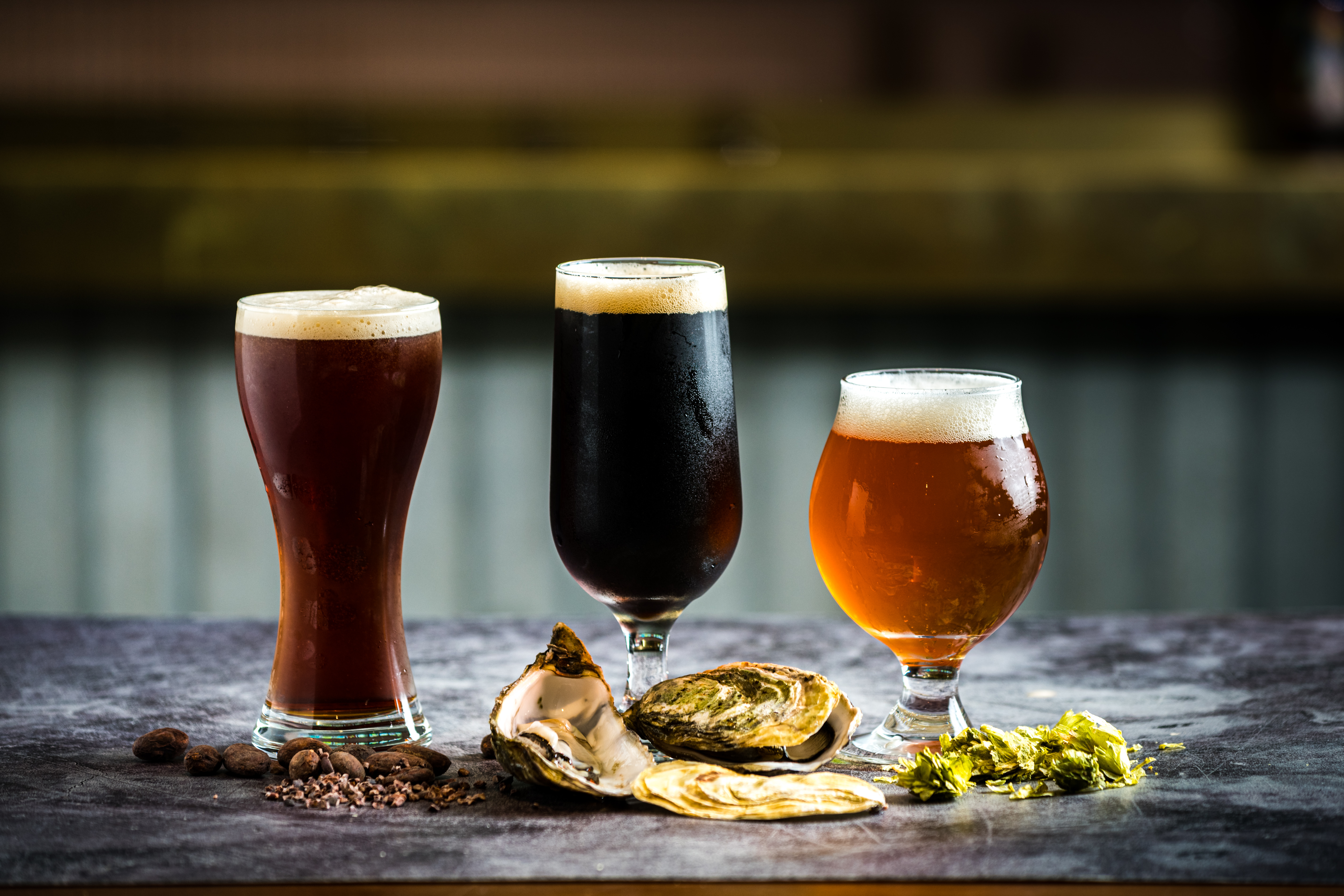 「巧克力戚風波特」（左）打入氮氣增加綿密感，最後迸出桂圓香；「Oyster Stout蚵仔黑啤酒」鹹味溫柔（中）；「双喜Double IPA」（右）使用雙倍Citra酒花冷泡，酒感強勁。