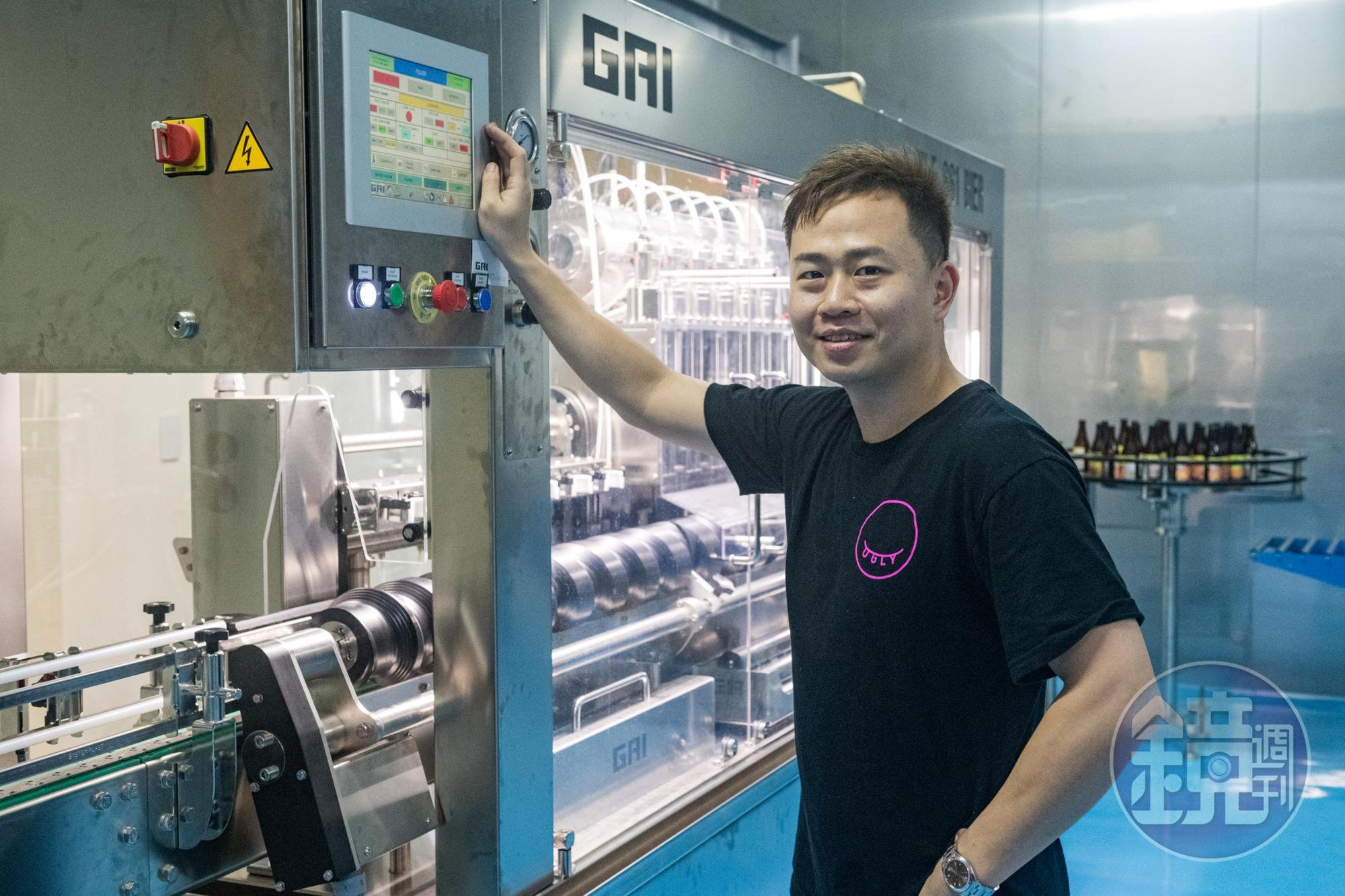 除了釀酒,有電機背景的助理釀酒師田源負責精密儀器操作。
