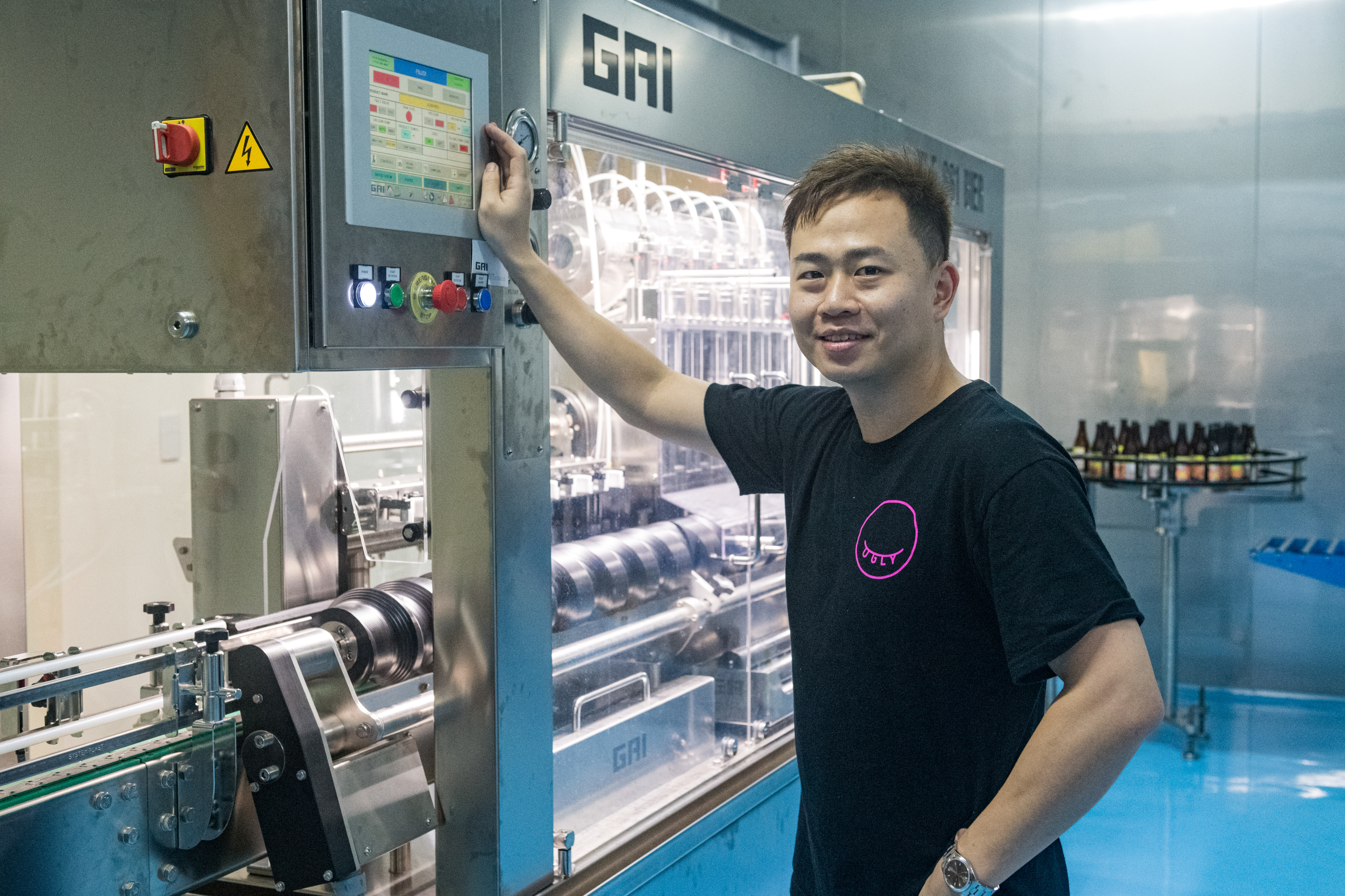 除了釀酒，有電機背景的助理釀酒師田源負責精密儀器操作。