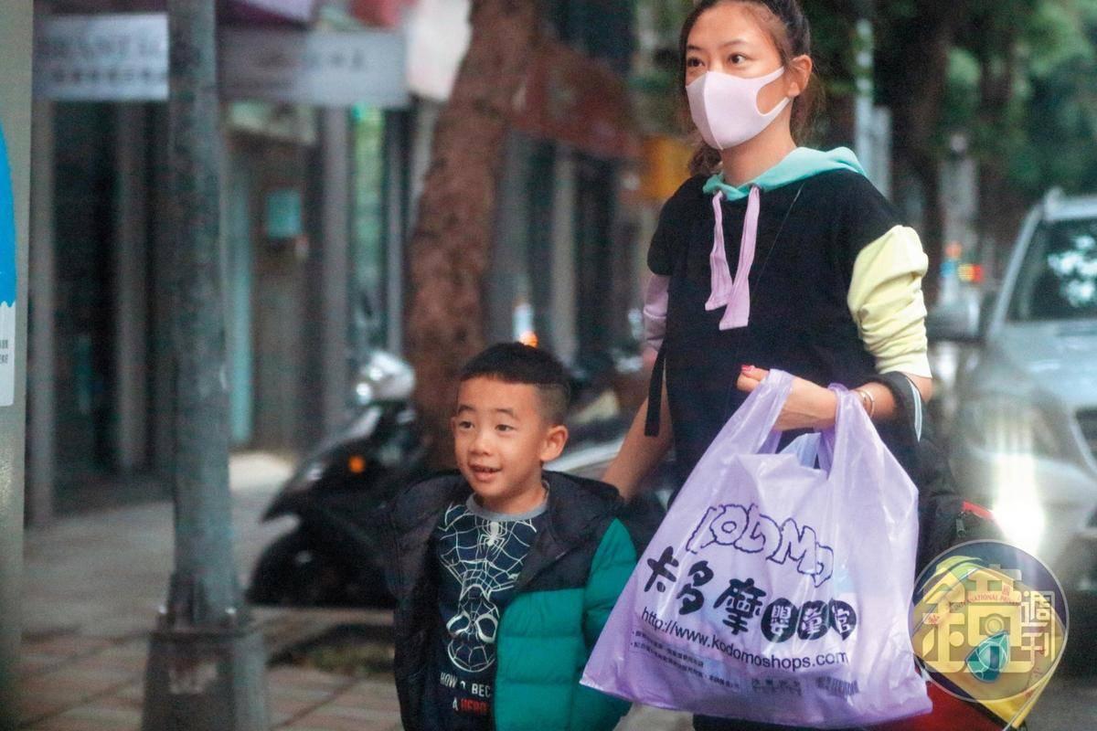 應采兒去年帶Jasper來上學時,就拎著一袋嬰幼兒商品的購物袋,當時就已經有孕在身。