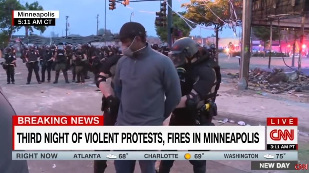 《CNN》的非裔記者在抗議現場做連線報導時,竟直接遭警方上銬逮捕。(翻攝自CNN YouTube)