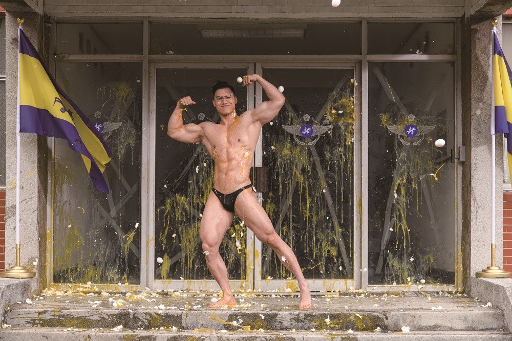 空總臺灣當代文化實驗場（C-LAB）2020年首檔大型展覽「姚瑞中：犬儒共和國」，其中《犬儒共和國：1979》以單頻道錄像。（空總臺灣當代文化實驗場提供）