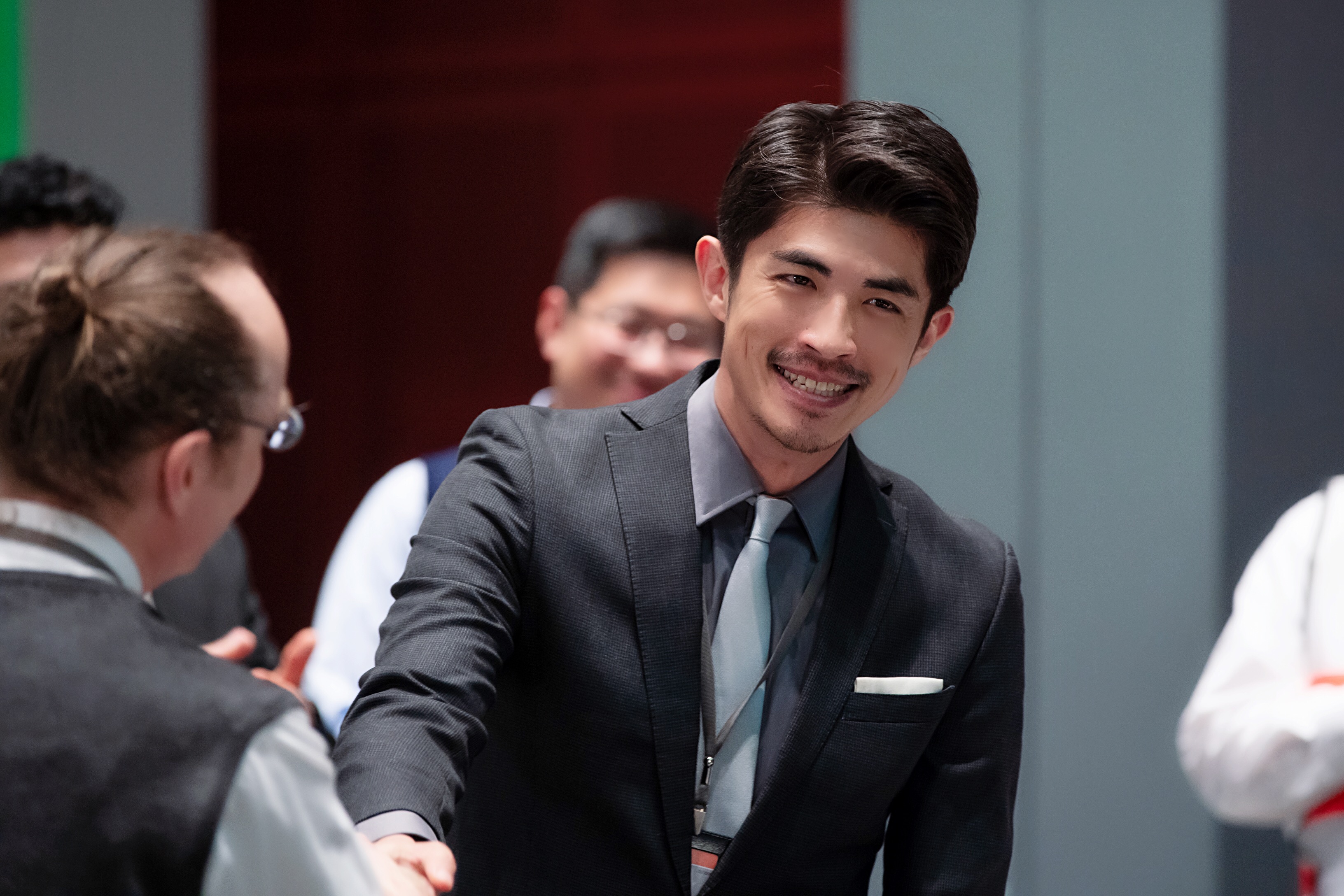 梁正群有份參與台日首度攜手製作的電視劇《路～台灣Express～》演出，讓帥氣的梁正群在Twitter上被櫻花粉討論關注。（公視提供）