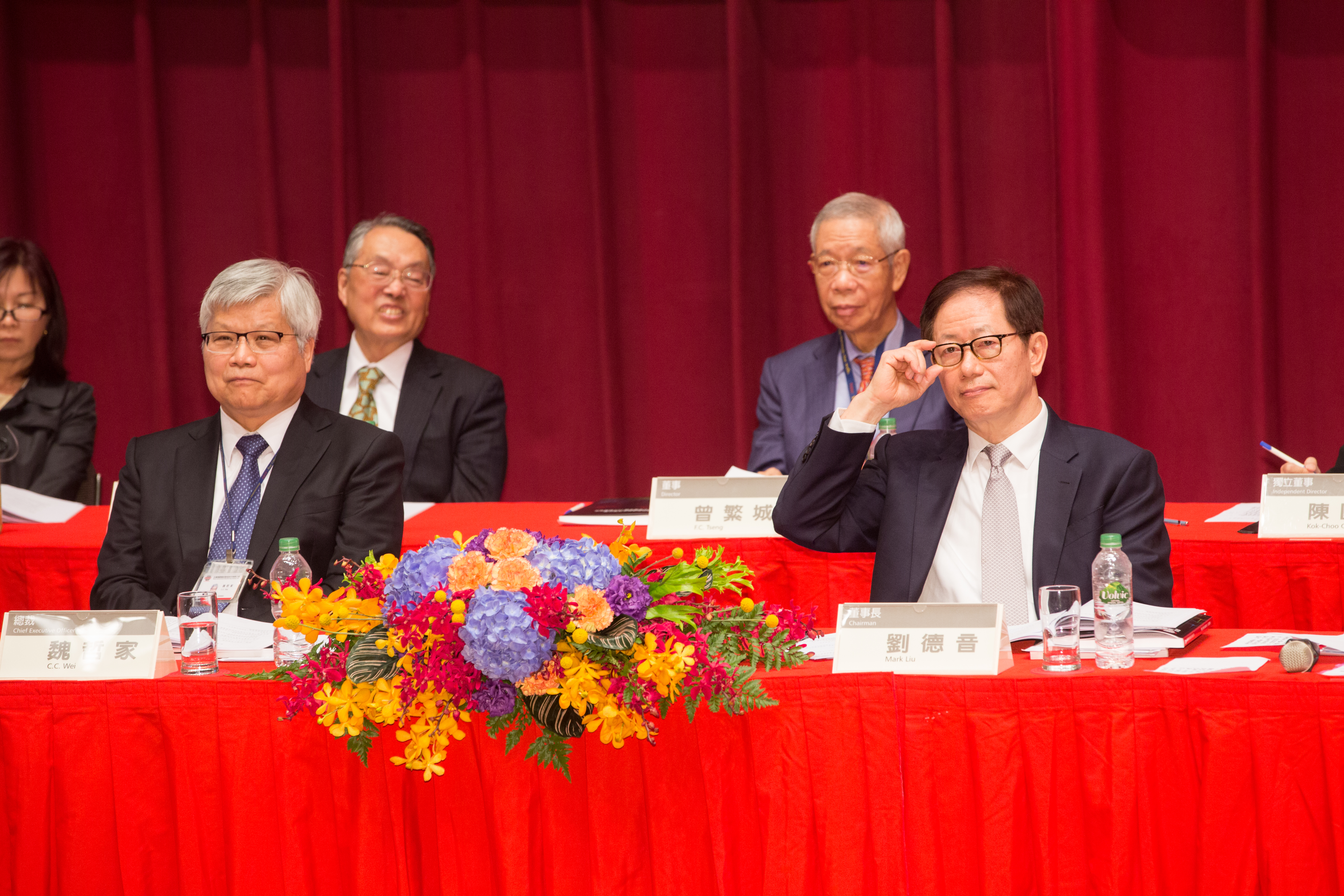 外資賣不停，魏哲家（前排左）和劉德音（前排右）要如何在股東會化解投資人疑慮？