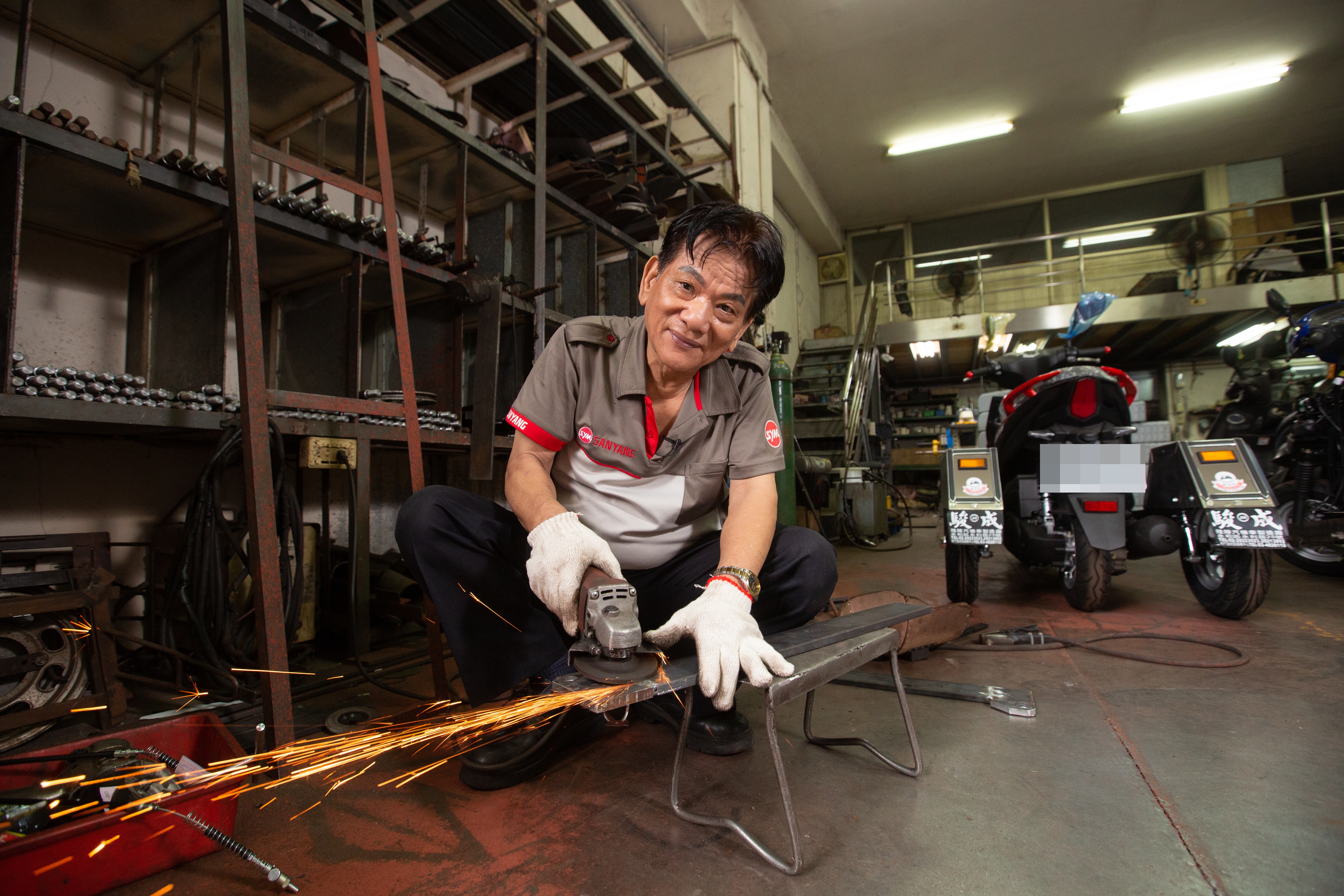 駿成機車行老闆謝建台有豐富修車、改車經驗，他幫身障者客製化改裝，從2輪變4輪，一圓行動自由的夢。