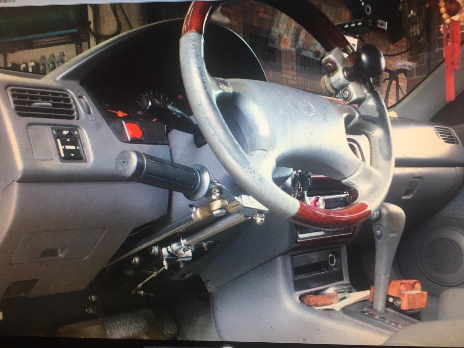 改汽車也難不倒謝建台,圖為油門與煞車皆為手動控制。(謝建台提供)