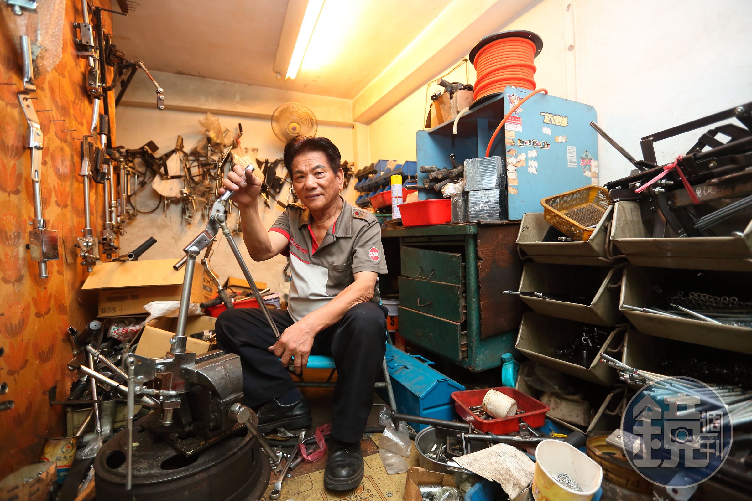 汽車改裝也難不倒謝建台，趁著空檔，謝進台鑽進地下室改造汽車油門、煞車控制器。