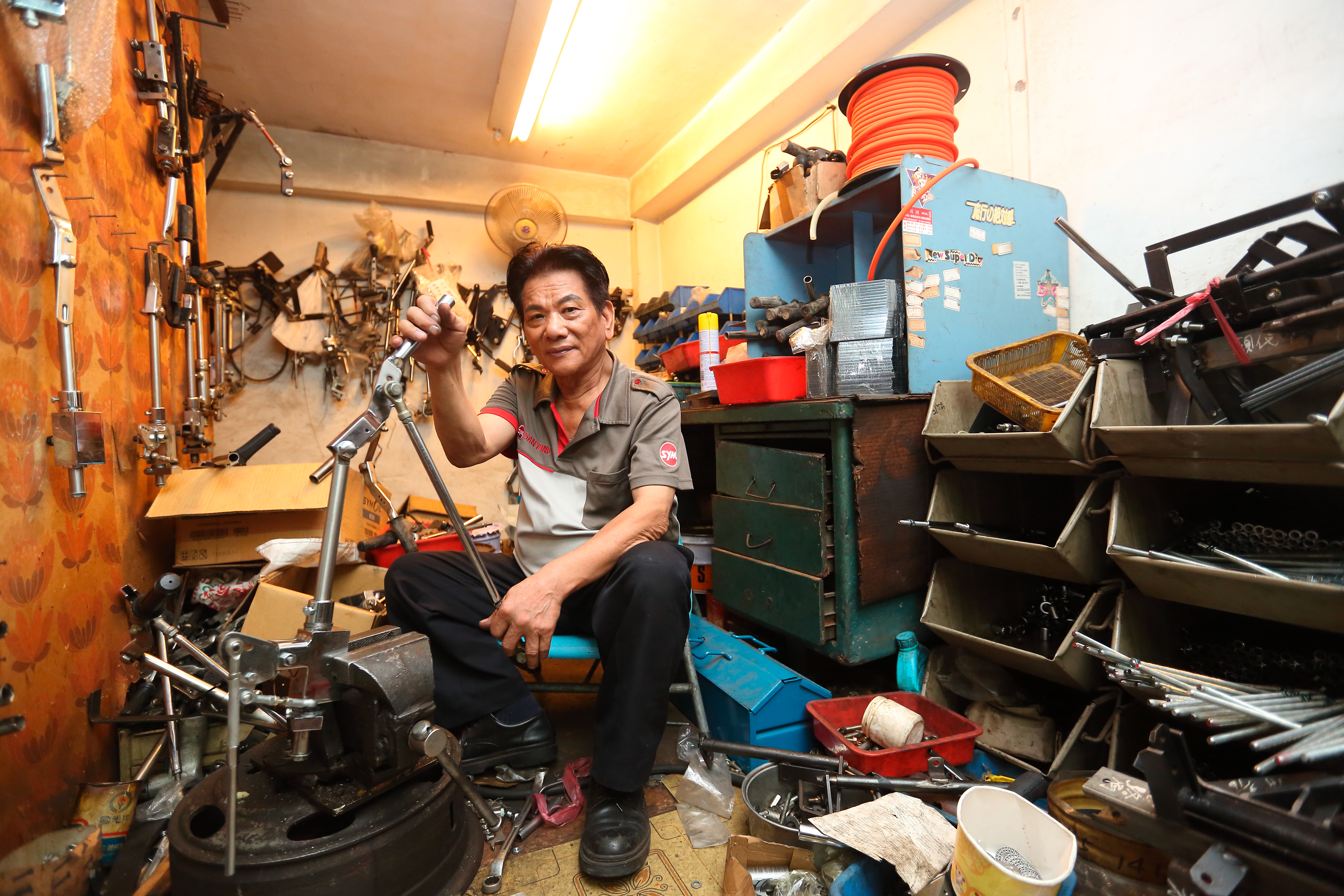 汽車改裝也難不倒謝建台，趁著空檔，謝進台鑽進地下室改造汽車油門、煞車控制器。