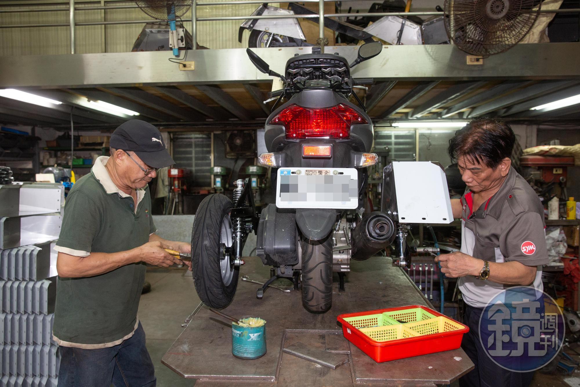 謝建台(右)是殘障機車改車霸主,最高紀錄1個月可改百餘台車。