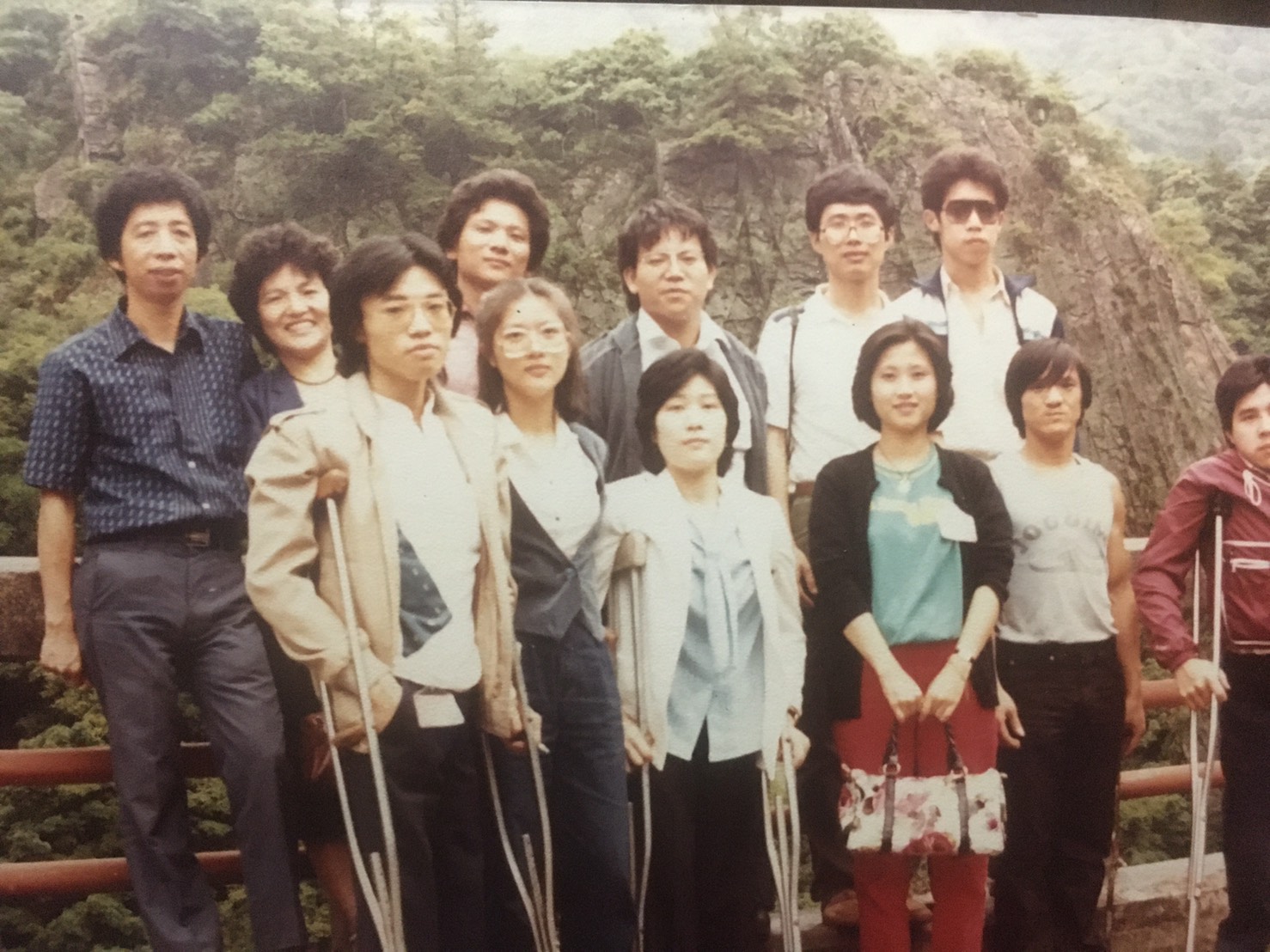 謝建台（後排左3）因為幫身障族改車結交不少好友，他年輕時還會揪團，帶領大夥機車出遊。（謝建台提供）