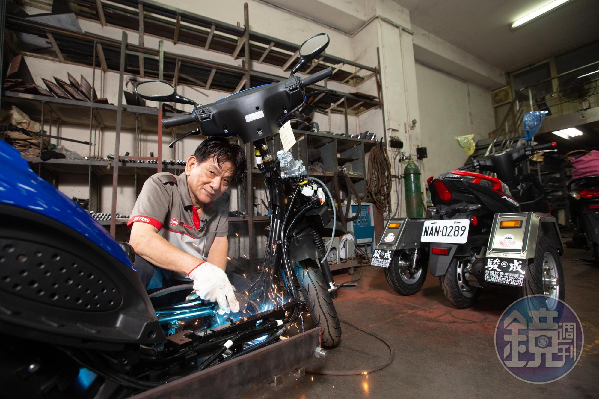 駿成機車行老闆謝建台有豐富修車、改車經驗,他幫身障者客製化改裝,從2輪變4輪,一圓行動自由的夢。