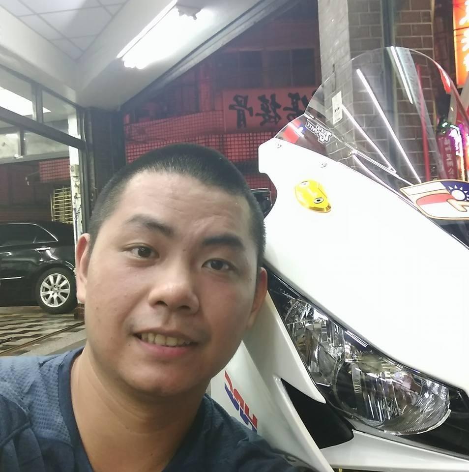 謝坤峻曾視父親為偶像,但也因共事有口角,不願和父親同框入鏡。(翻攝謝坤峻臉書)