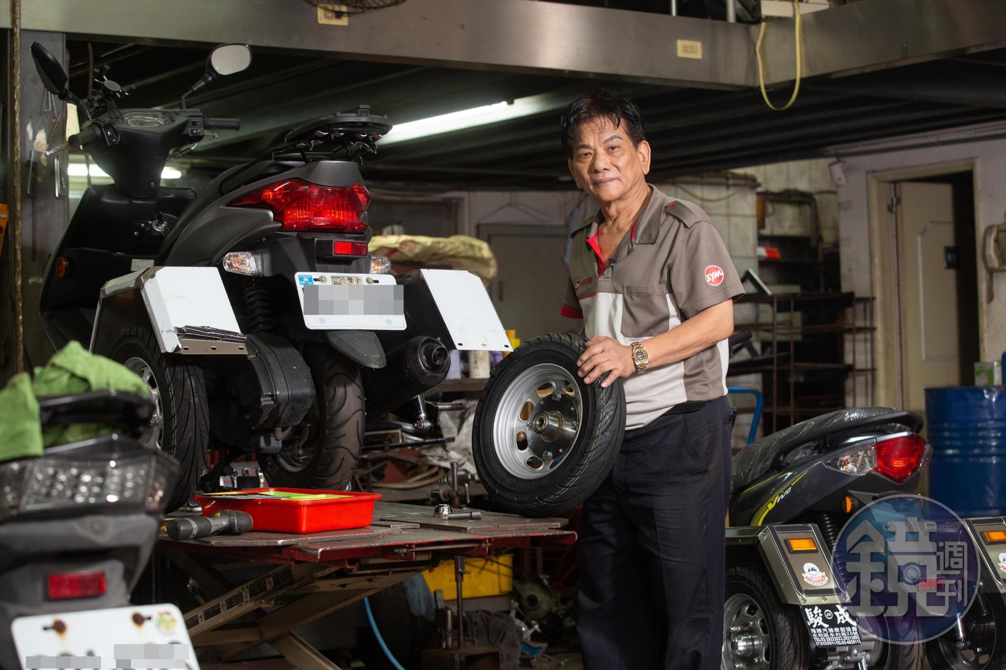 駿成機車行老闆謝建台有59年豐富修車、改車經驗,是身障族心目中的「馬蓋先」。