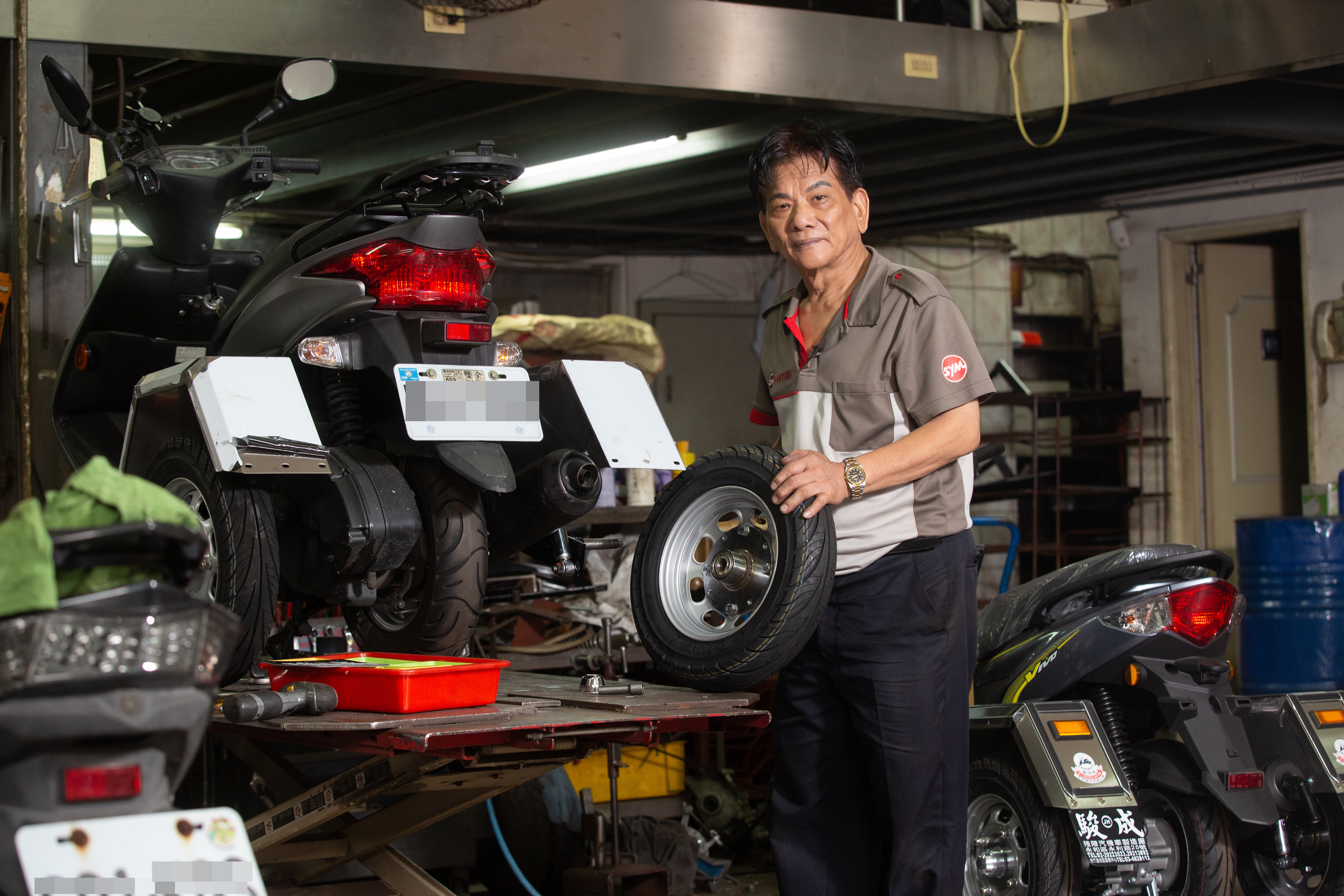 駿成機車行老闆謝建台有59年豐富修車、改車經驗,是身障族心目中的「馬蓋先」。