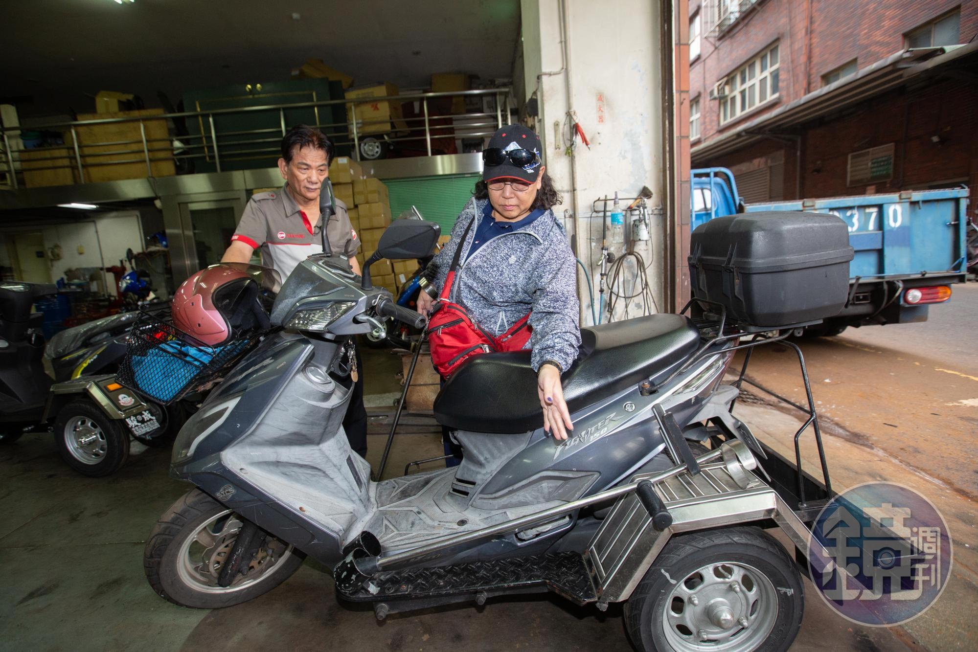 謝建台(左)把身障族當作改車老師,使命必達打造客製化零件。