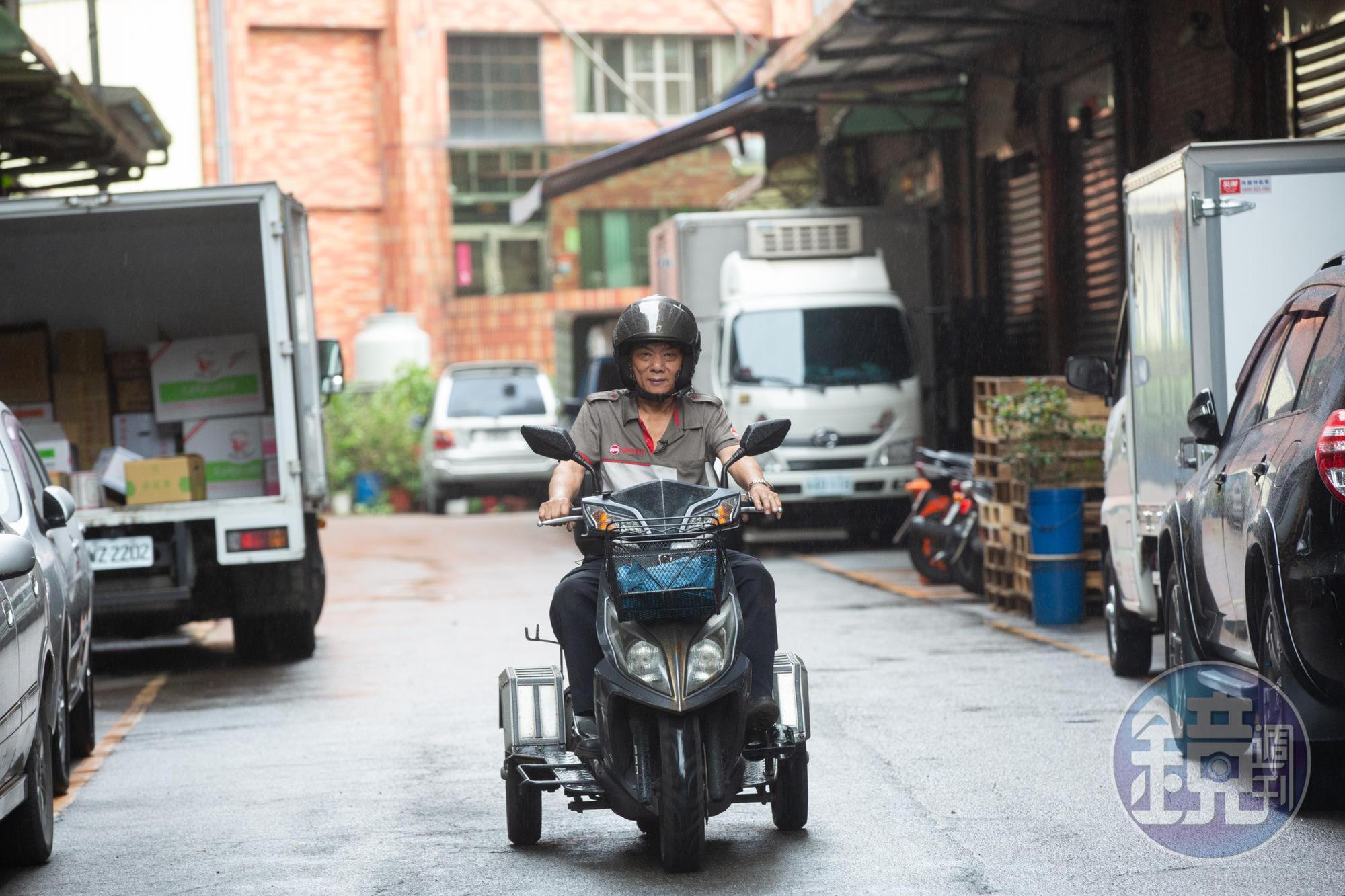 擔心造成身障者二次傷害,交車前,謝建台(圖)都會自己先試騎。